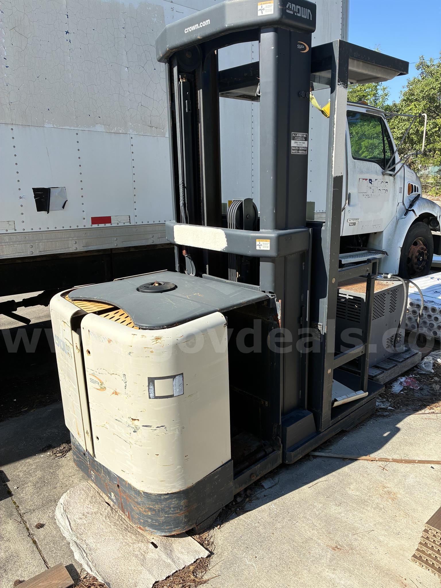 2004 Crown SP Order Picker-Inoperable Crown SP Government Surplus Auction - Primary Photo