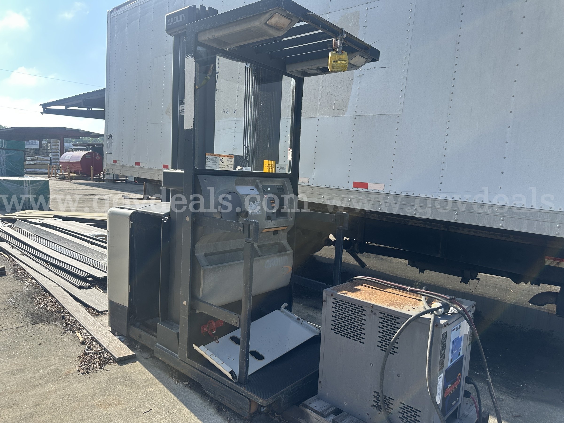 2004 Crown SP Order Picker-Inoperable Crown SP Government Surplus Auction - Photo #2