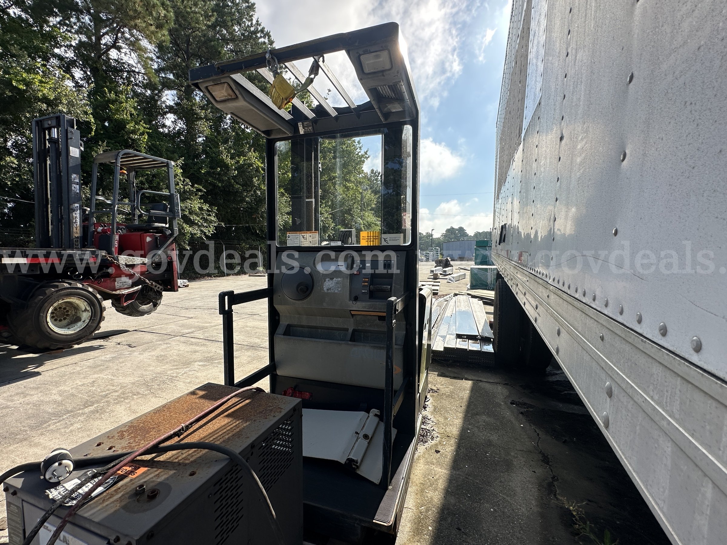 2004 Crown SP Order Picker-Inoperable Crown SP Government Surplus Auction - Photo #3