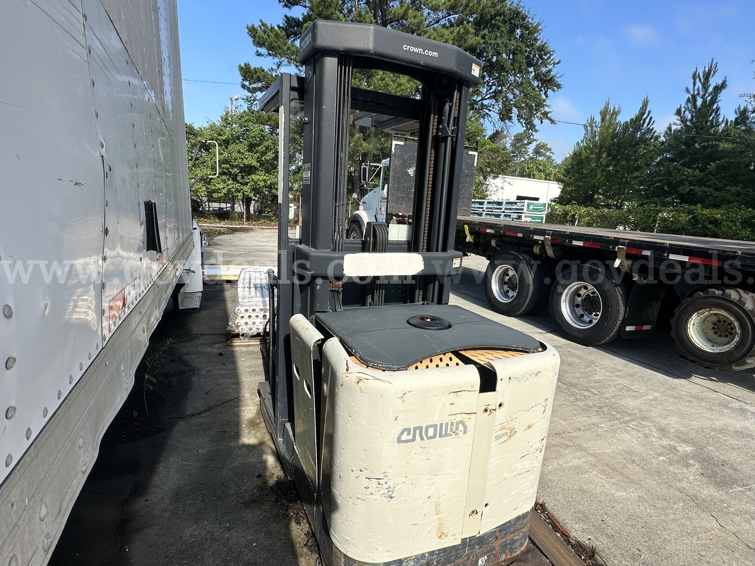 2004 Crown SP Order Picker-Inoperable Crown SP Government Surplus Auction - Photo #4