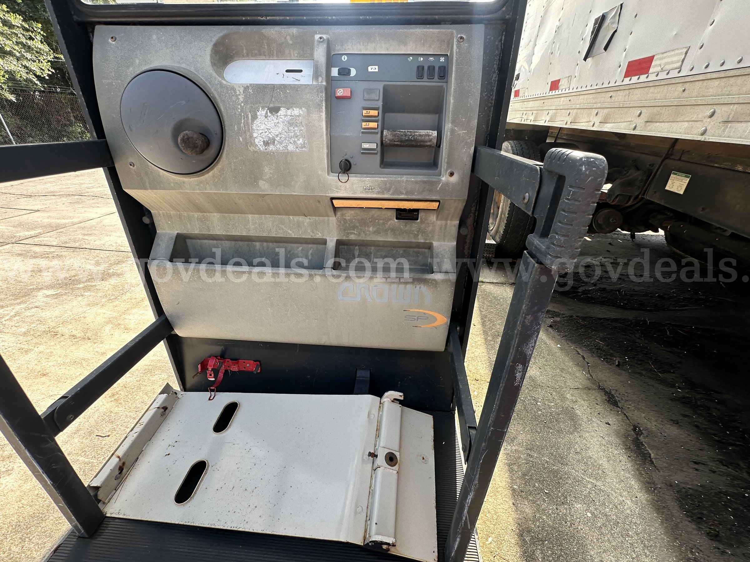 2004 Crown SP Order Picker-Inoperable Crown SP Government Surplus Auction - Photo #6