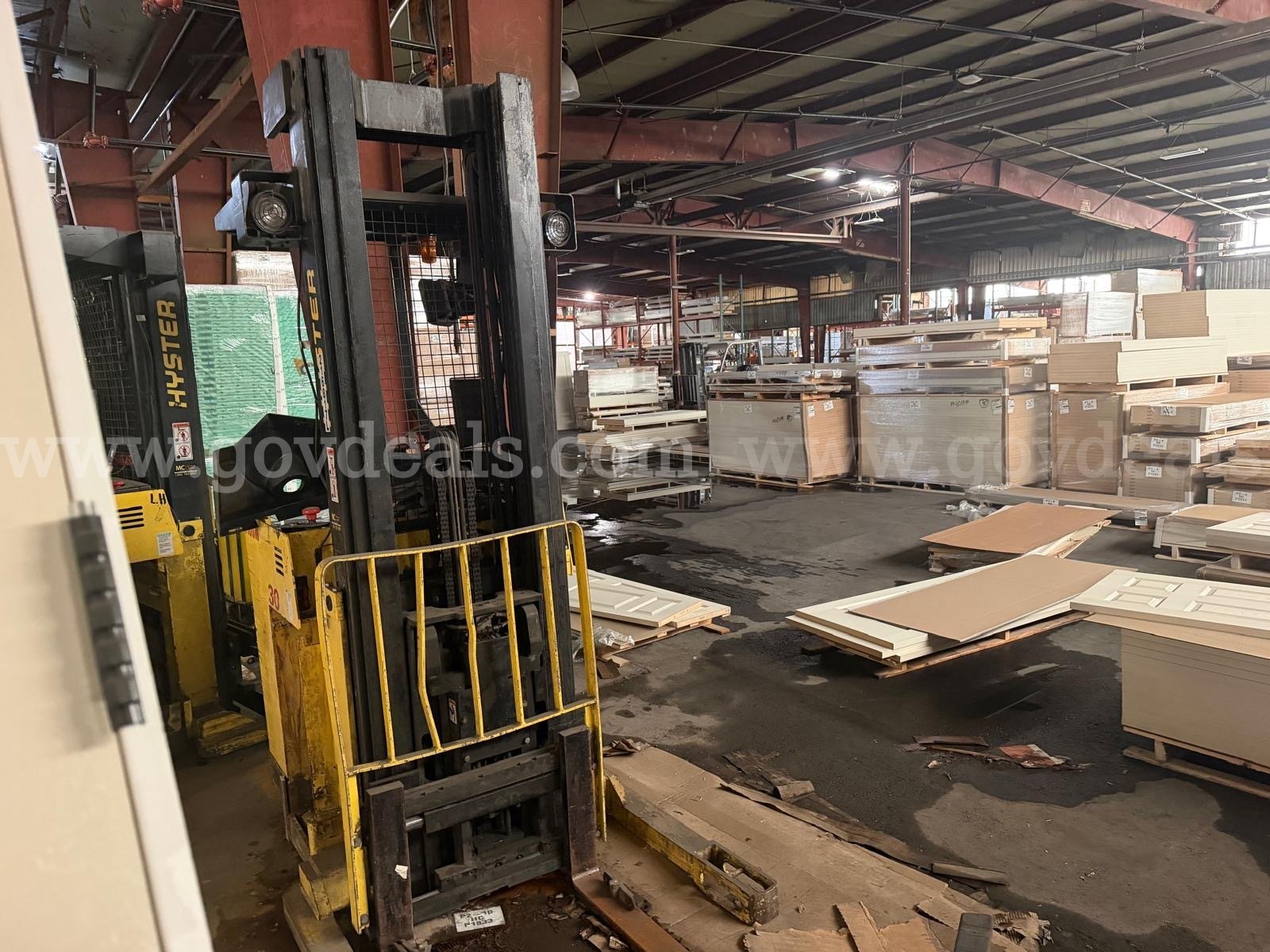 2005 Hyster H30XMR3 Narrow Aisle Order Picker-Inoperable Hyster H30XMR3 Government Surplus Auction - Photo #3