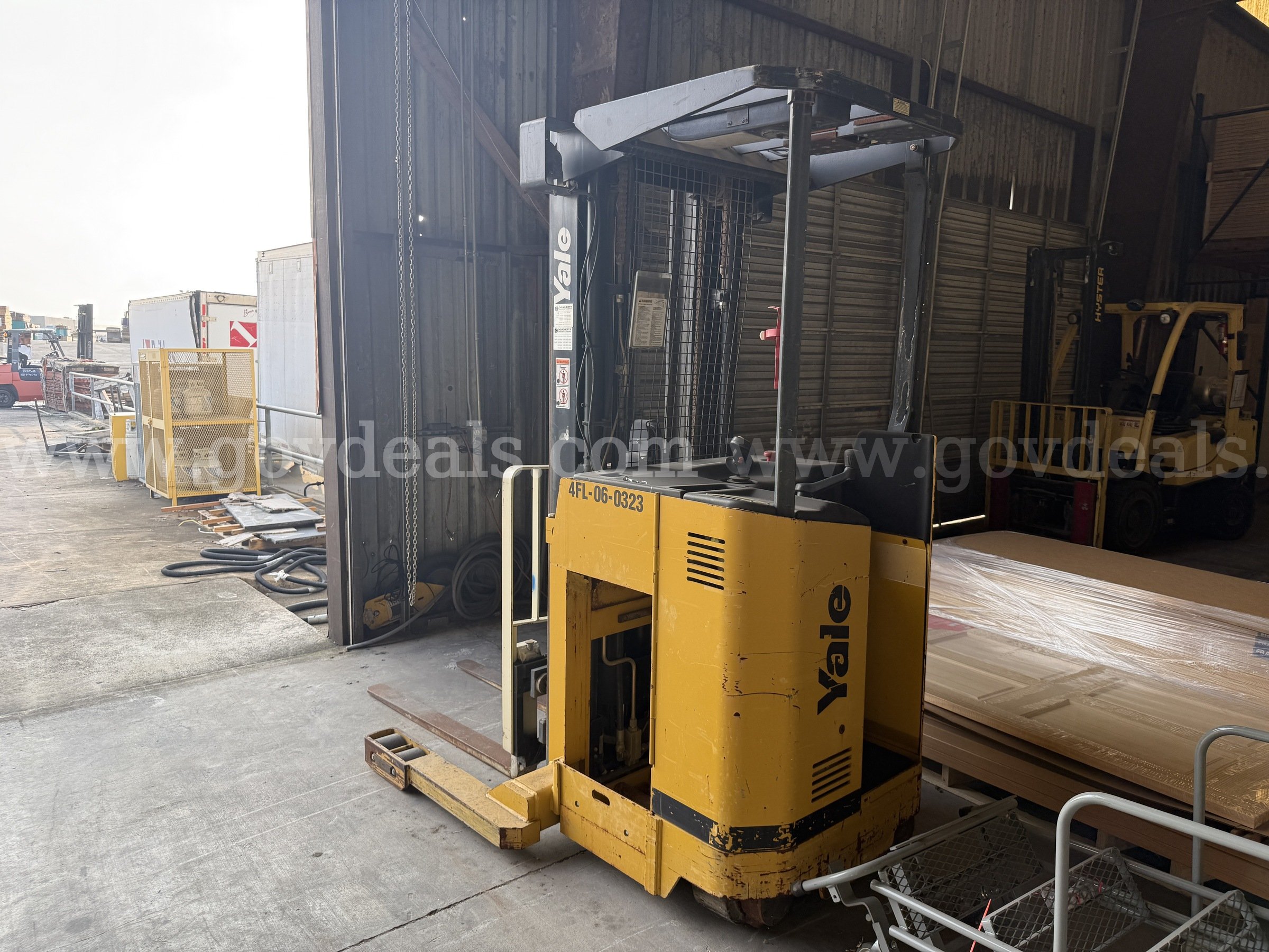 2006 Yale NR045AENL36TE09 Order Picker-Inoperable Yale NR045AENL36TE095 Government Surplus Auction - Photo #2