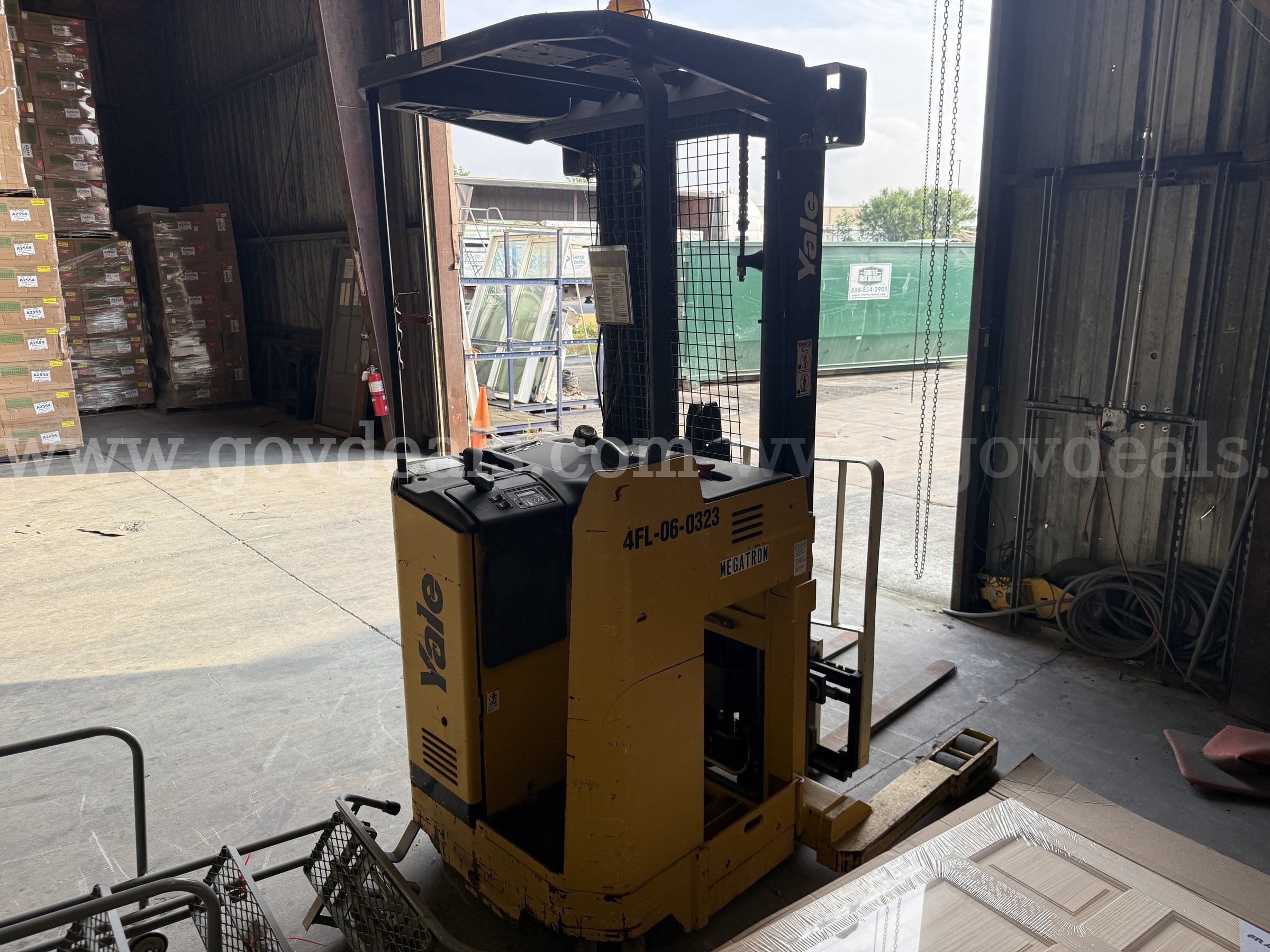 2006 Yale NR045AENL36TE09 Order Picker-Inoperable Yale NR045AENL36TE095 Government Surplus Auction - Photo #3