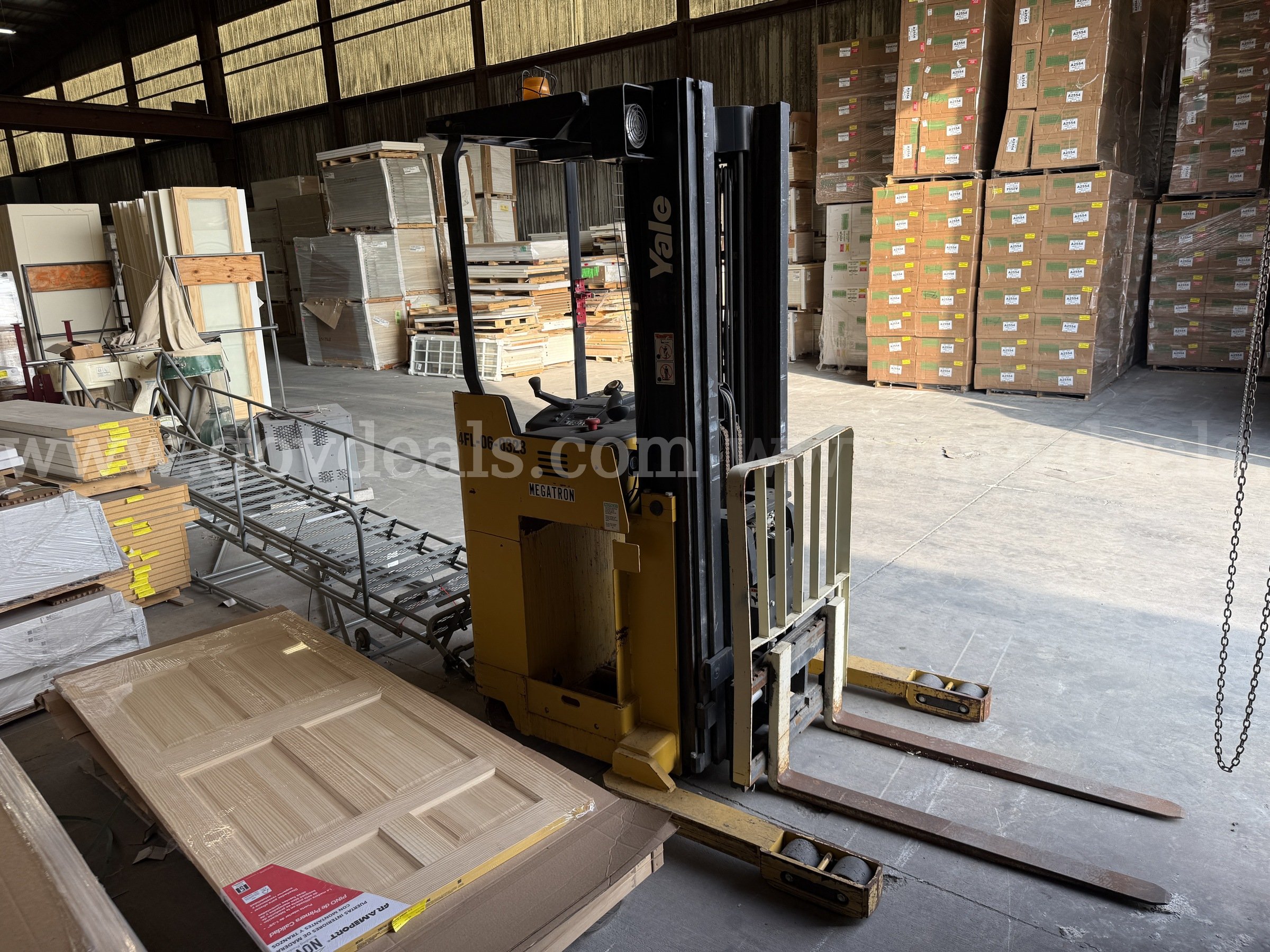 2006 Yale NR045AENL36TE09 Order Picker-Inoperable Yale NR045AENL36TE095 Government Surplus Auction - Photo #4