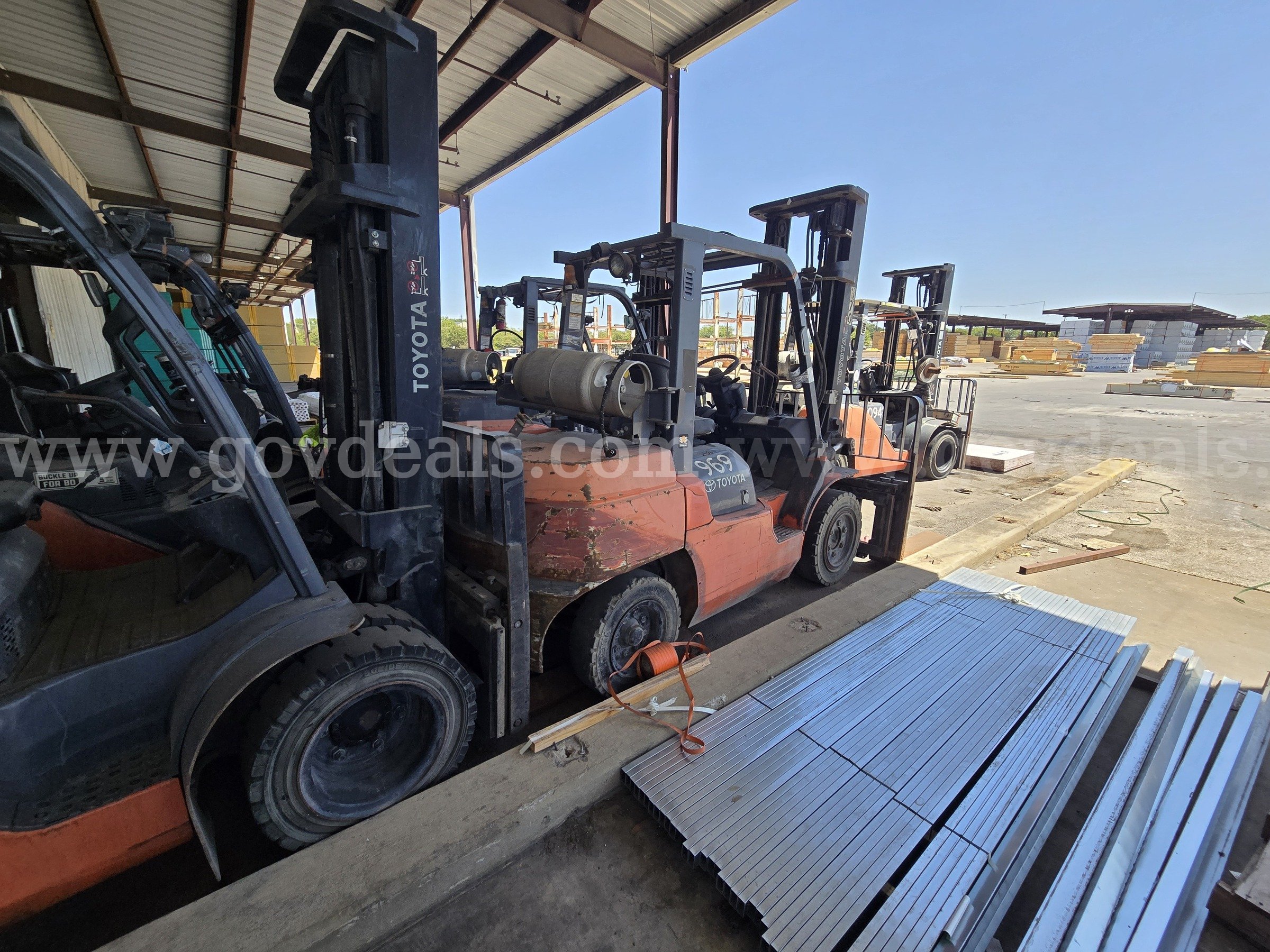 2013 Toyota 7FGU35 Pneumatic Tire Forklift-Inoperable Toyota 7FGU35 Government Surplus Auction - Photo #3