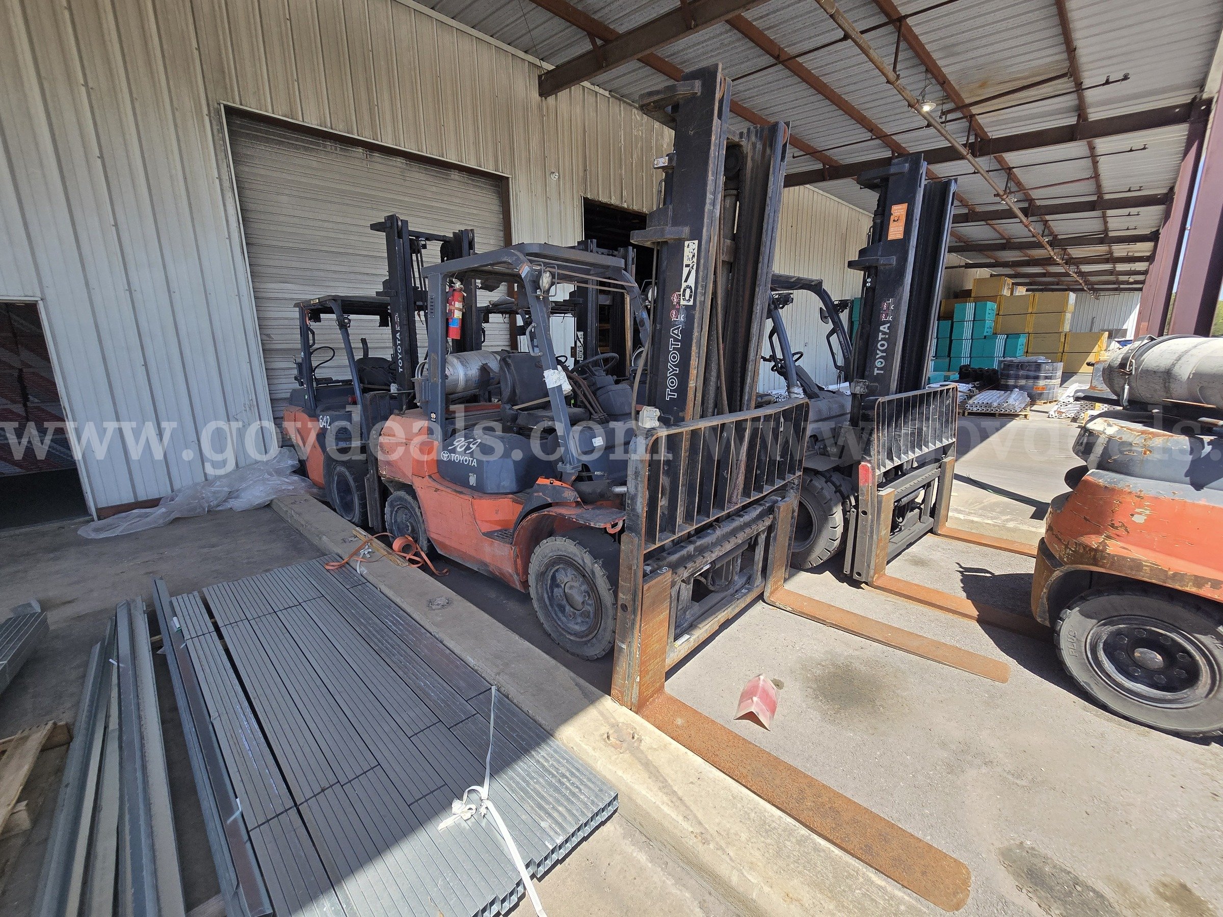 2013 Toyota 7FGU35 Pneumatic Tire Forklift-Inoperable Toyota 7FGU35 Government Surplus Auction - Photo #4