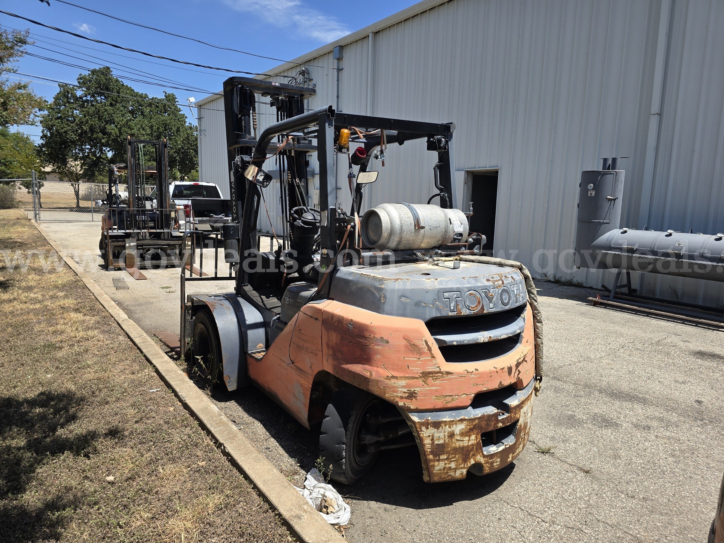 2015 Toyota 8FD40U Pneumatic Tire Forklift-Inoperable Toyota 8FG40U Government Surplus Auction - Photo #2