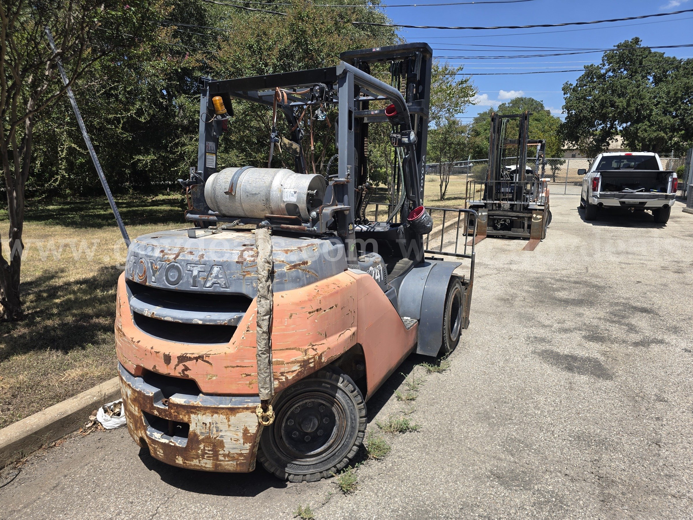2015 Toyota 8FD40U Pneumatic Tire Forklift-Inoperable Toyota 8FG40U Government Surplus Auction - Photo #3