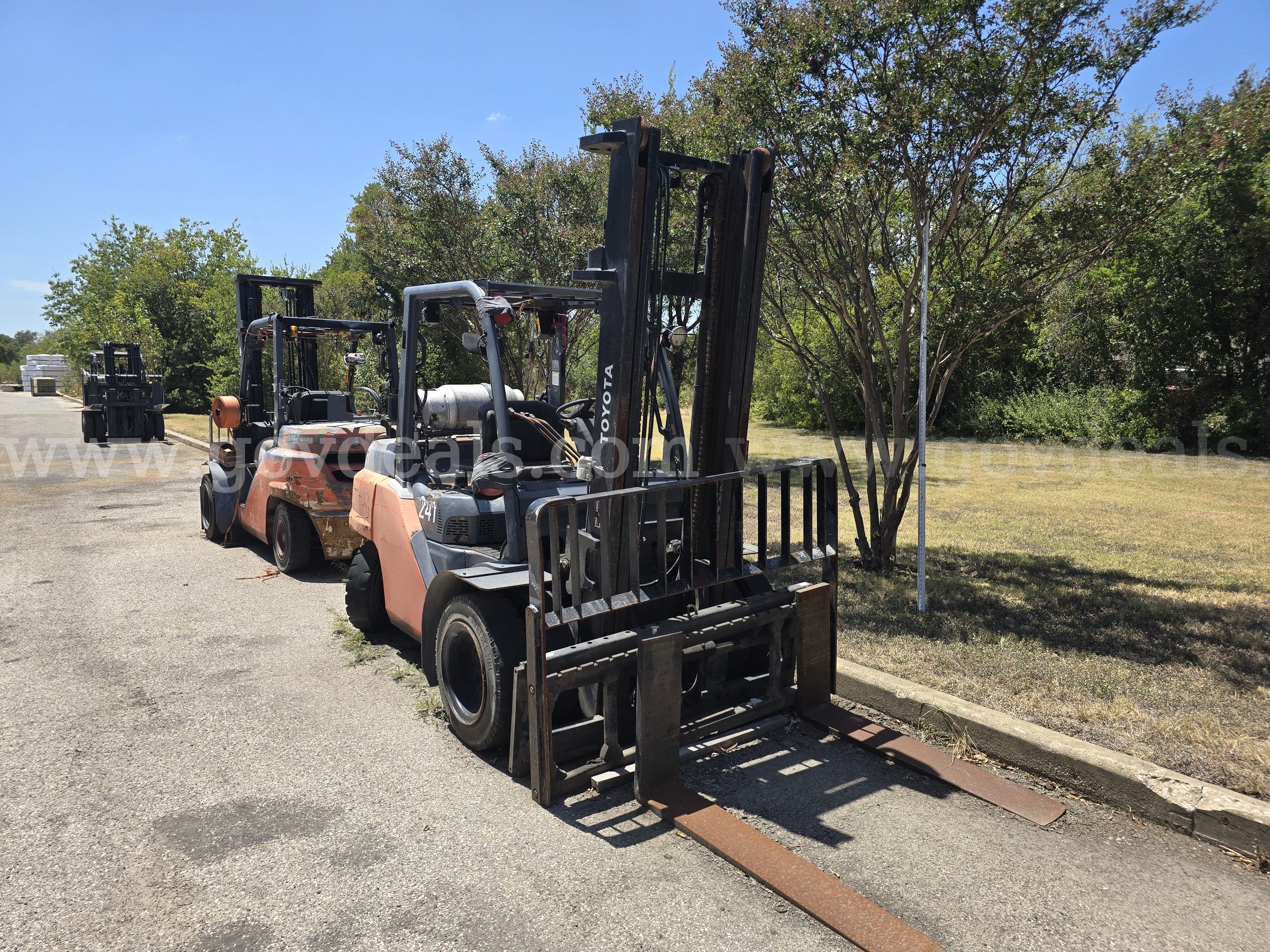 2015 Toyota 8FD40U Pneumatic Tire Forklift-Inoperable Toyota 8FG40U Government Surplus Auction - Photo #4