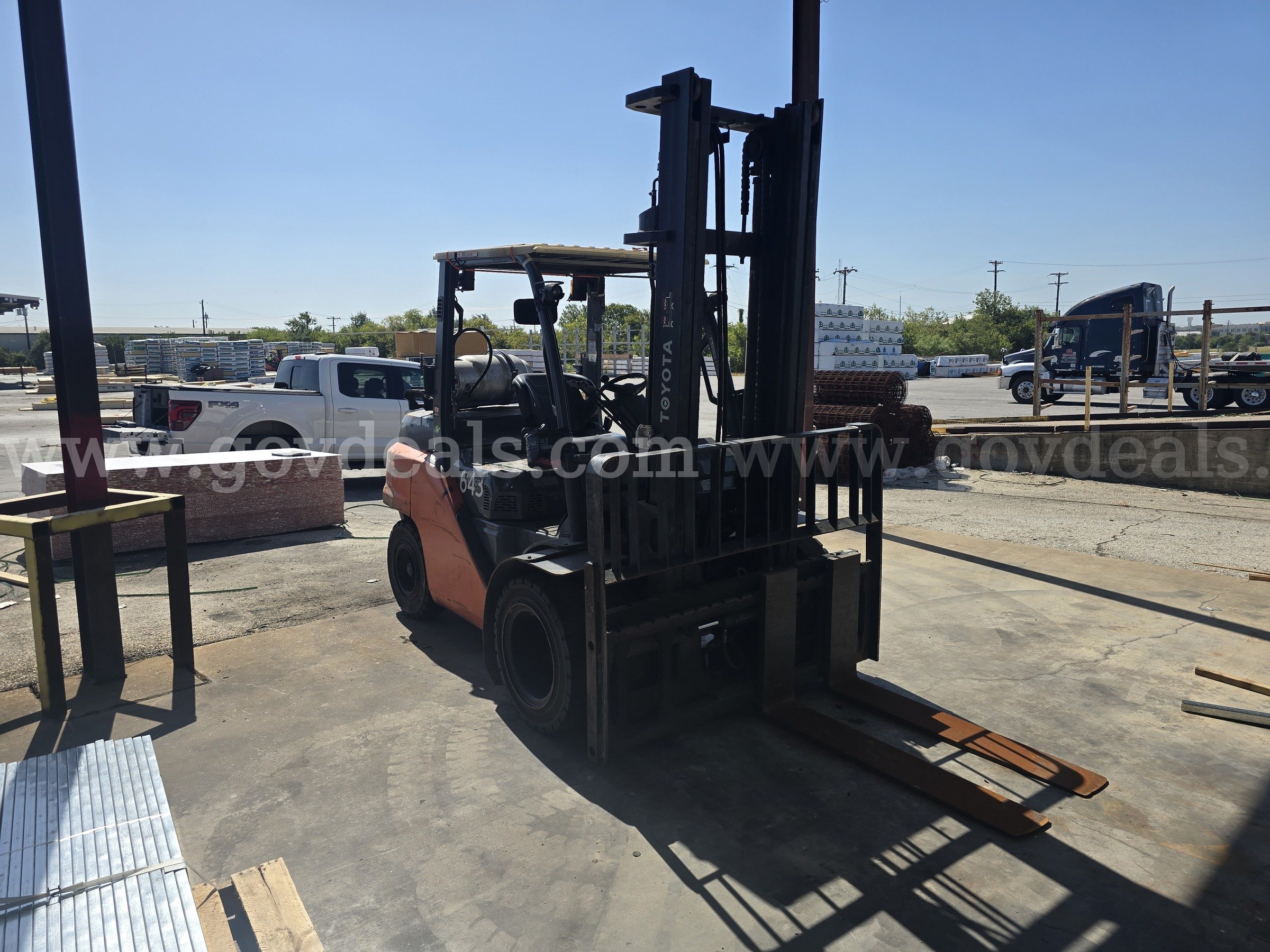 2017 Toyota 8FG40U Pneumatic Tire Forklift Toyota 8FG40U Government Surplus Auction - Photo #4