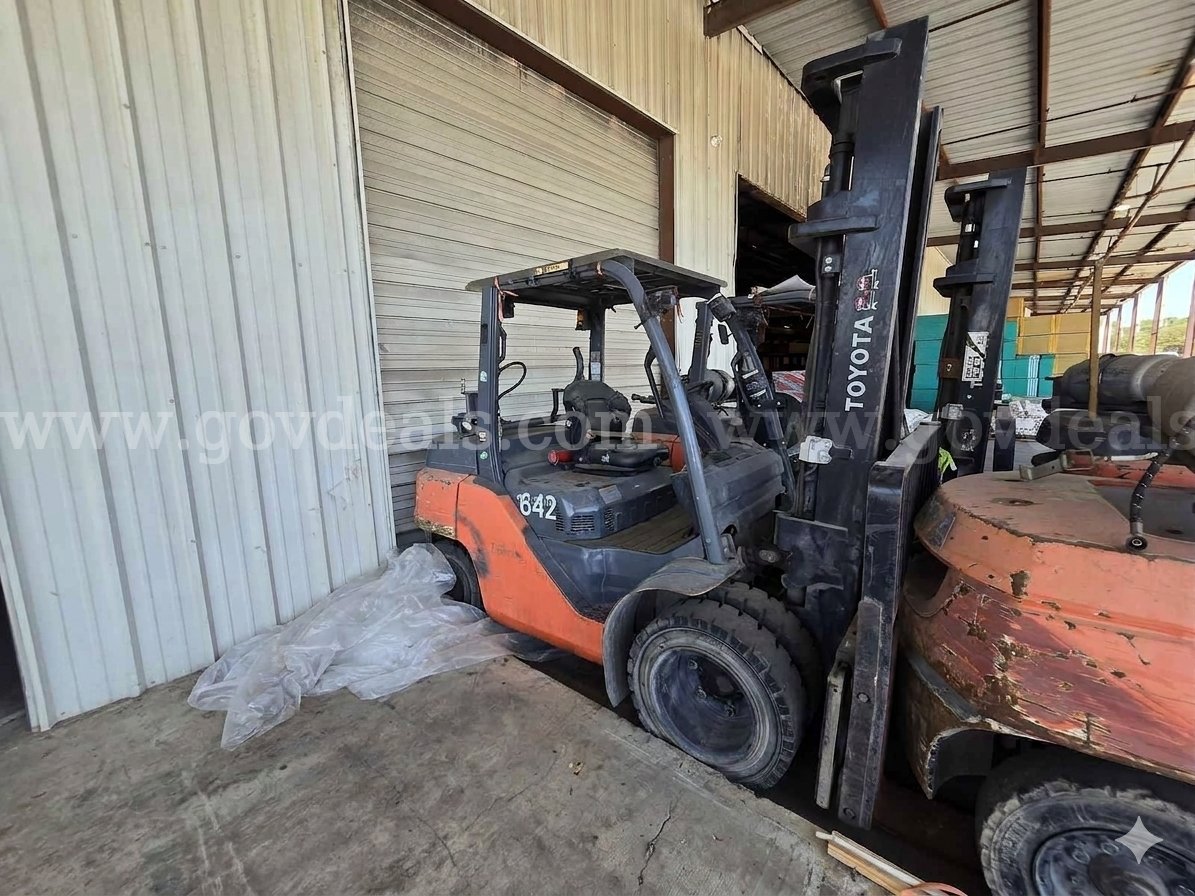 2017 Toyota 8FG40U Pneumatic Tire Forklift-Inoperable Toyota 8FG40U Government Surplus Auction - Photo #4
