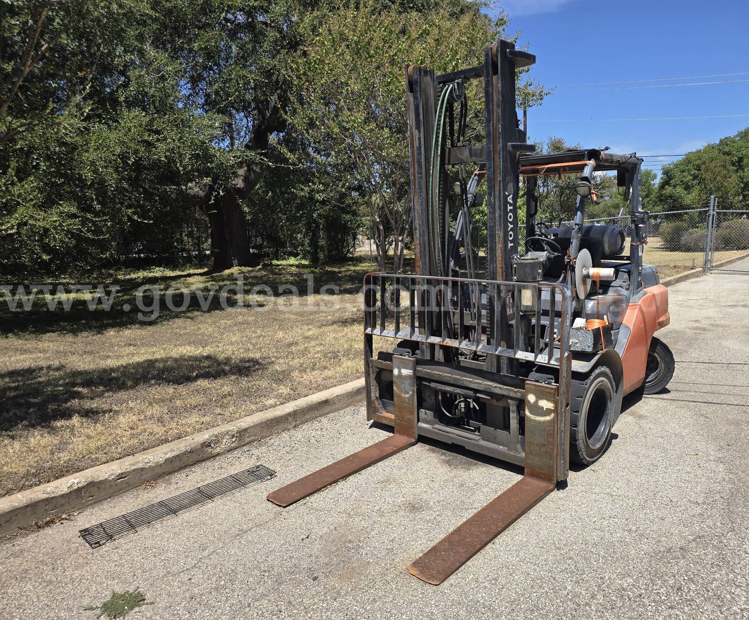 2014 Toyota 8FG35U Pneumatic Tire Forklift-Inoperable Toyota 8FG35U Government Surplus Auction - Photo #2