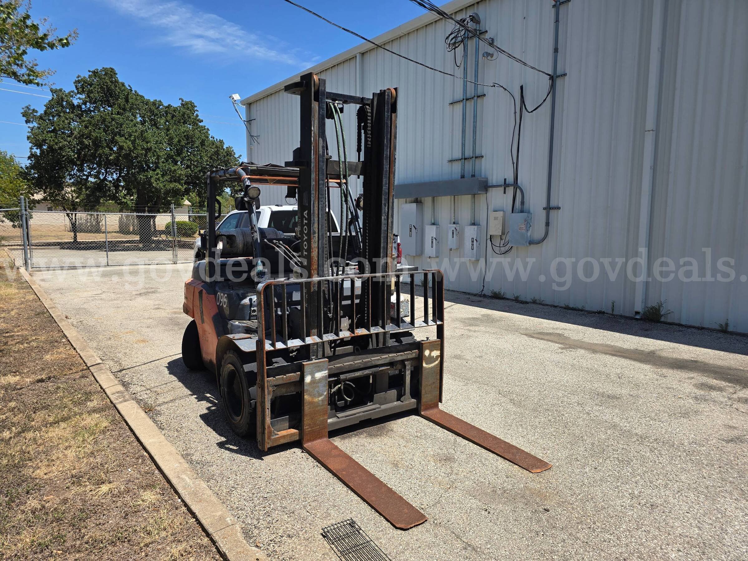 2014 Toyota 8FG35U Pneumatic Tire Forklift-Inoperable Toyota 8FG35U Government Surplus Auction - Photo #3