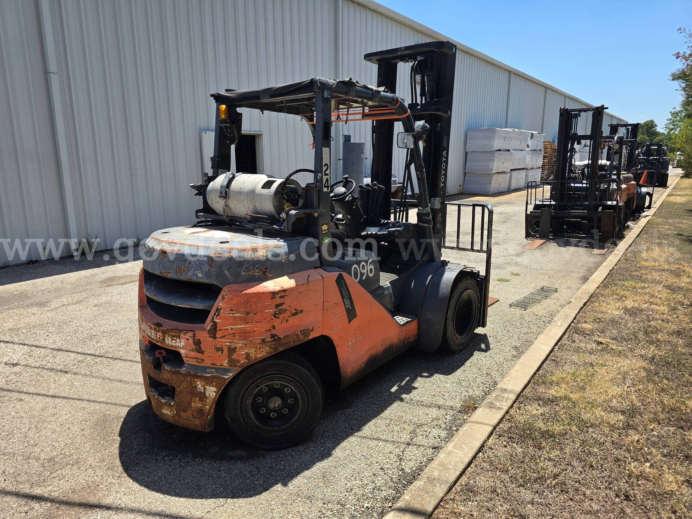 2014 Toyota 8FG35U Pneumatic Tire Forklift-Inoperable Toyota 8FG35U Government Surplus Auction - Photo #4