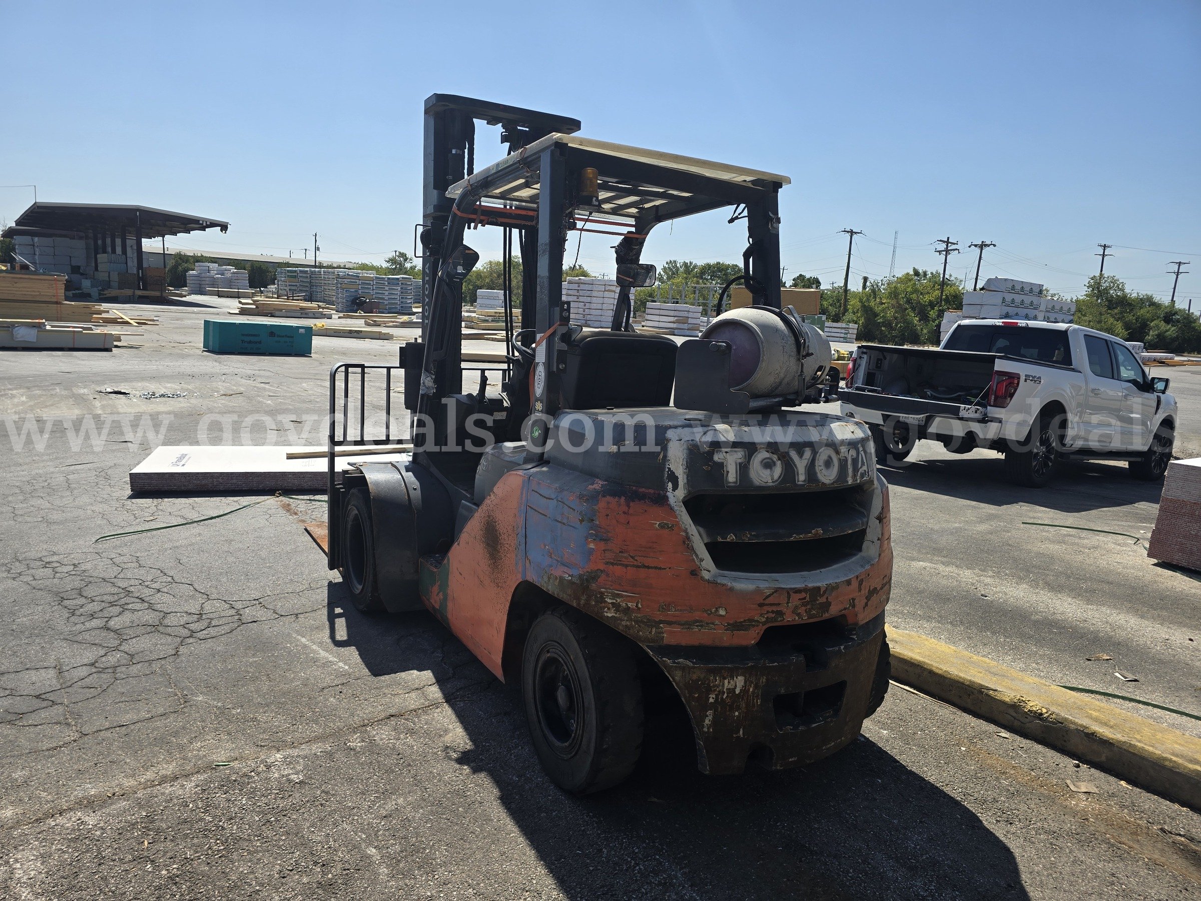 2014 Toyota 8FG35U Pneumatic Tire Forklift-Inoperable Toyota 8FG35U Government Surplus Auction - Photo #2