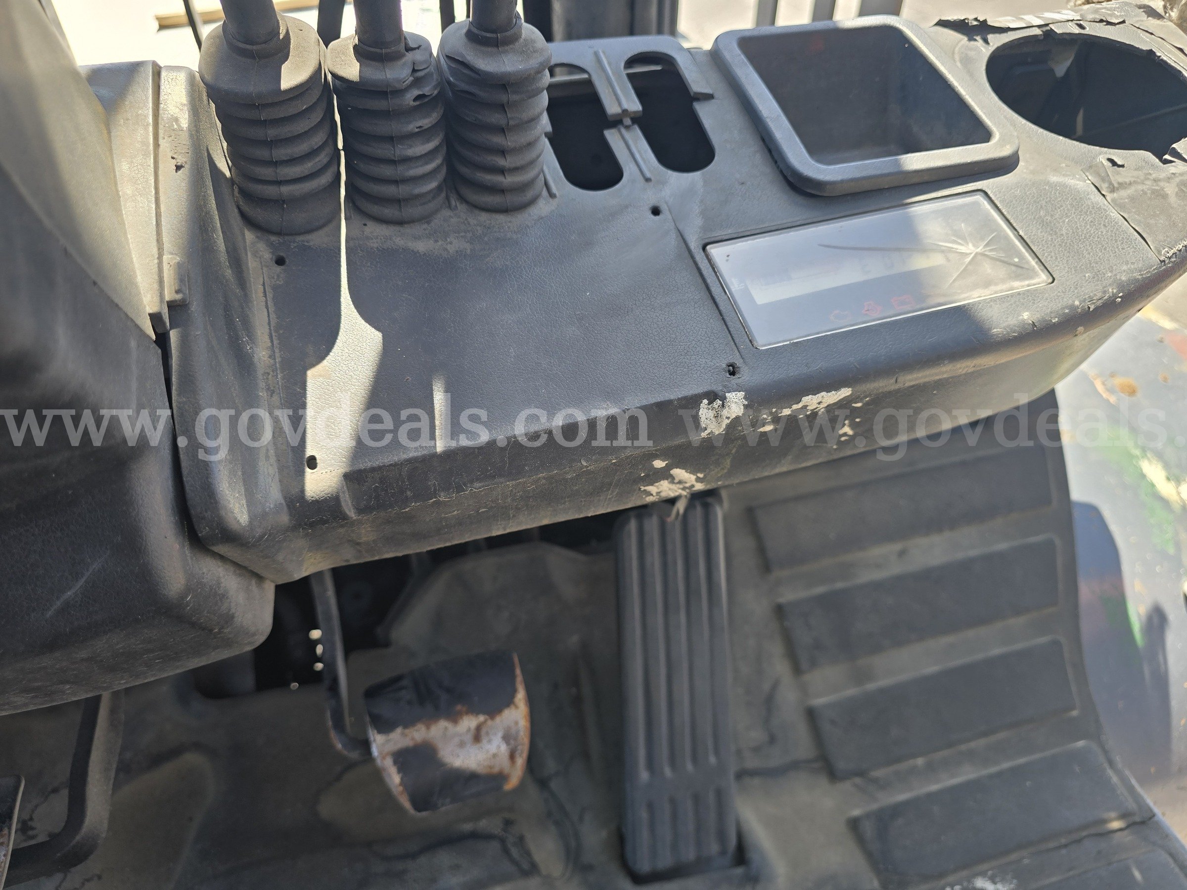 2014 Toyota 8FG35U Pneumatic Tire Forklift-Inoperable Toyota 8FG35U Government Surplus Auction - Photo #6
