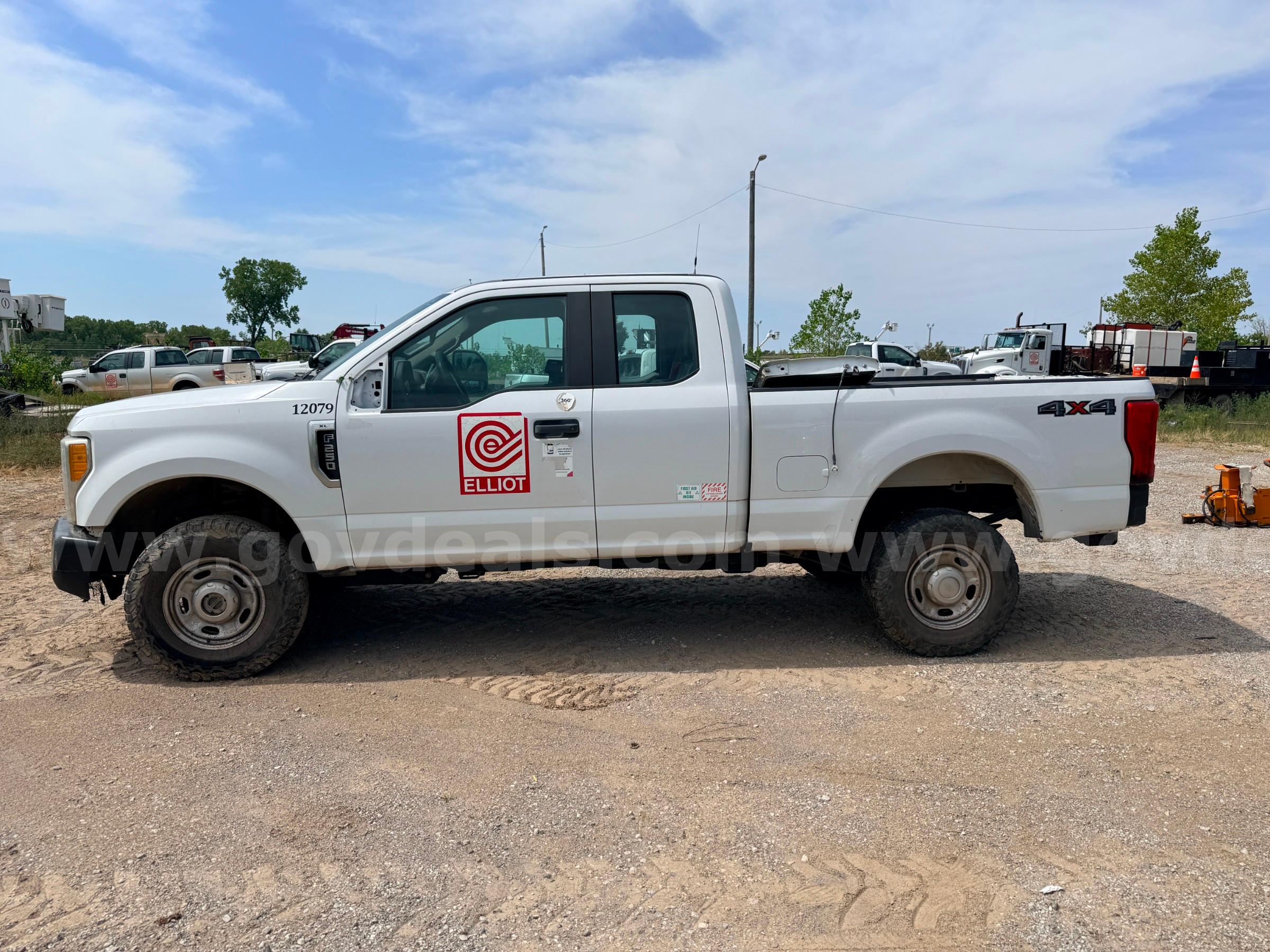 2017 Ford F-250 SD XL SuperCab 4WD Ford F-250 Government Surplus Auction - Photo #2
