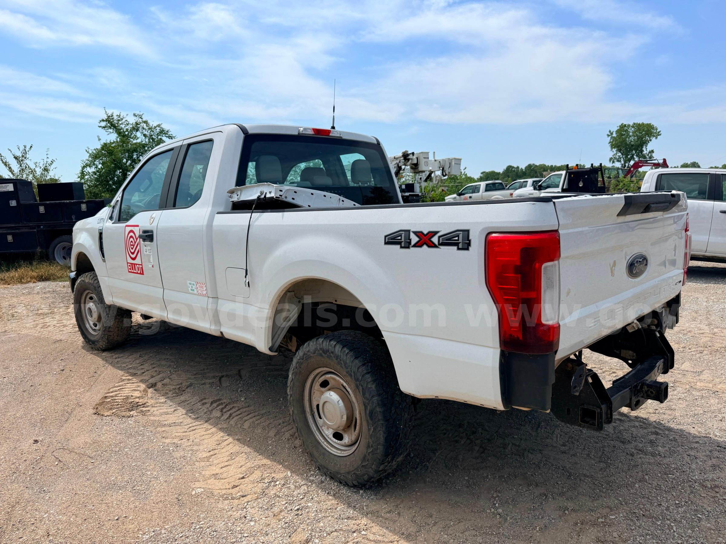 2017 Ford F-250 SD XL SuperCab 4WD Ford F-250 Government Surplus Auction - Photo #3