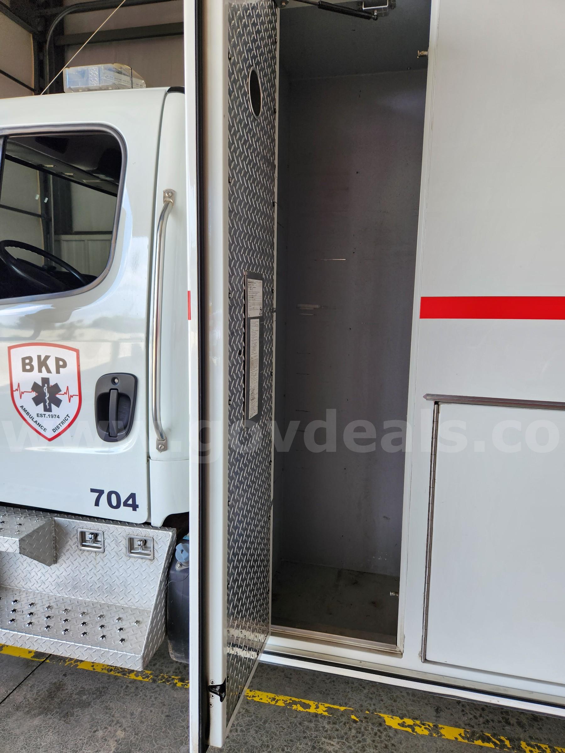 2013 Freightliner M2 106 Ambulance  SEE VIDEO!!! Freightliner 106 Government Surplus Auction - Photo #5