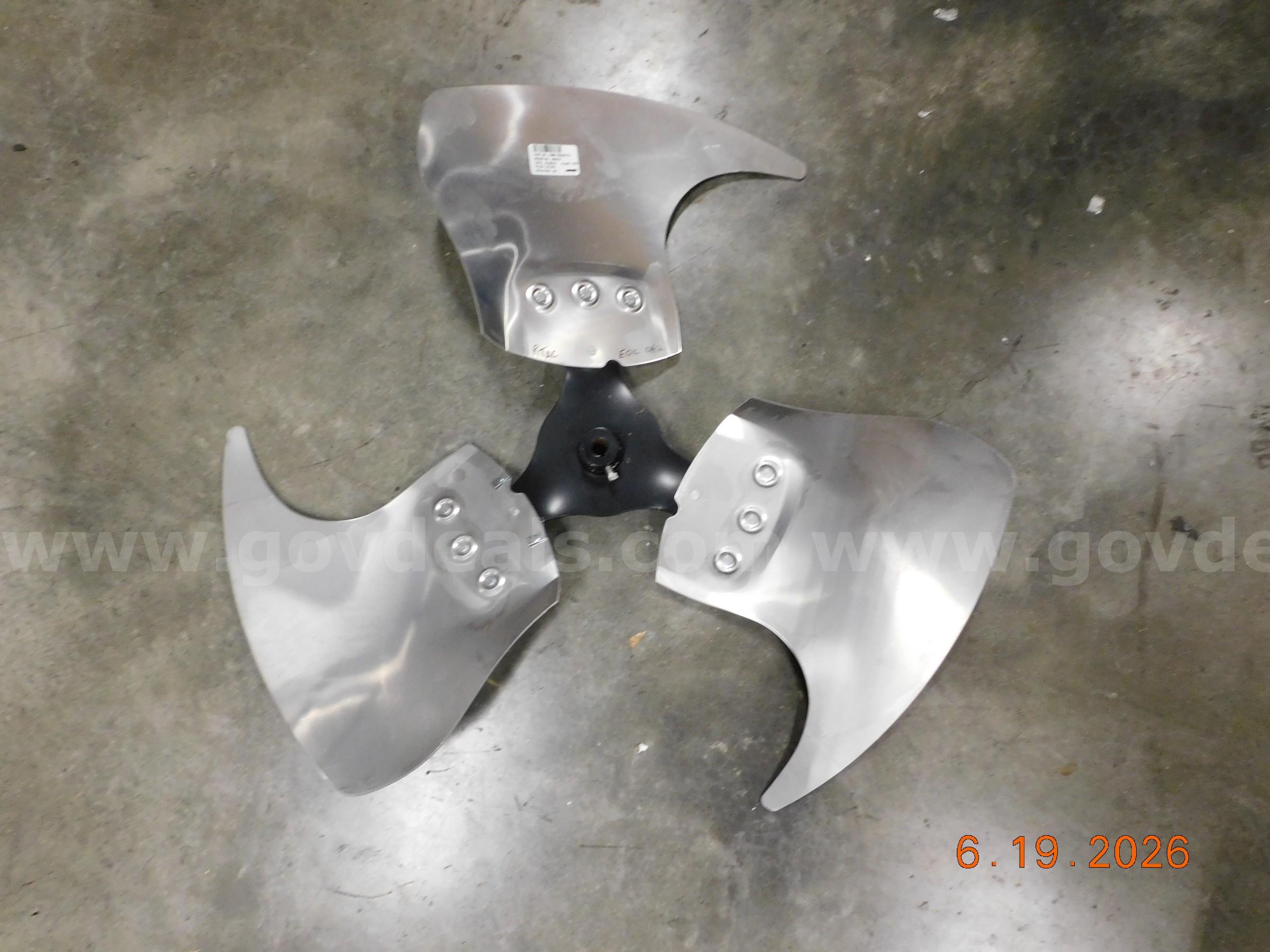 New in Box Trane 1 1/2 HP Fan Motor & Blade for Chiller and Used Condensor for Grab n Go Food Display Trane P56C77A05CXCN Government Surplus Auction - Photo #3