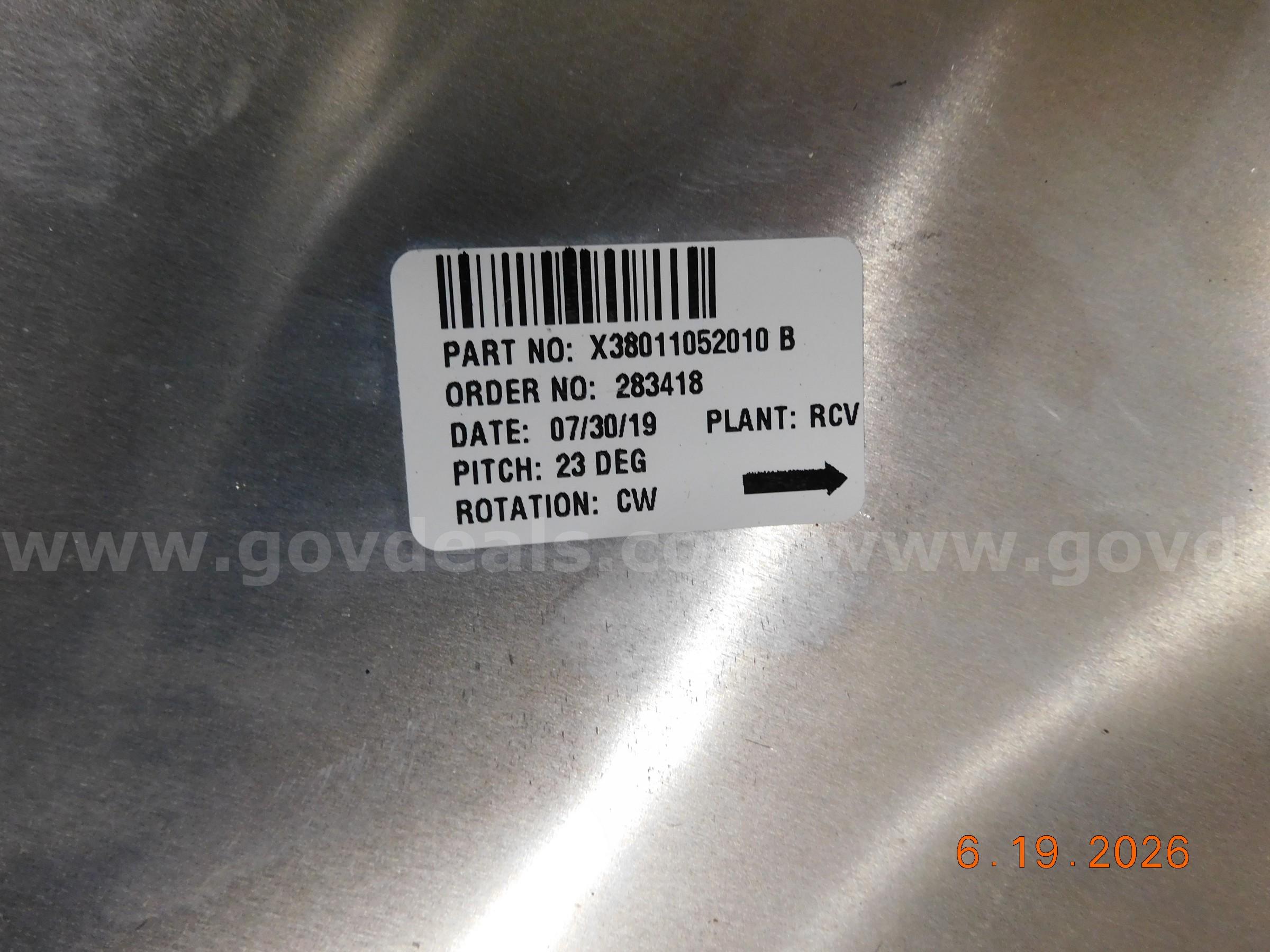 New in Box Trane 1 1/2 HP Fan Motor & Blade for Chiller and Used Condensor for Grab n Go Food Display Trane P56C77A05CXCN Government Surplus Auction - Photo #4