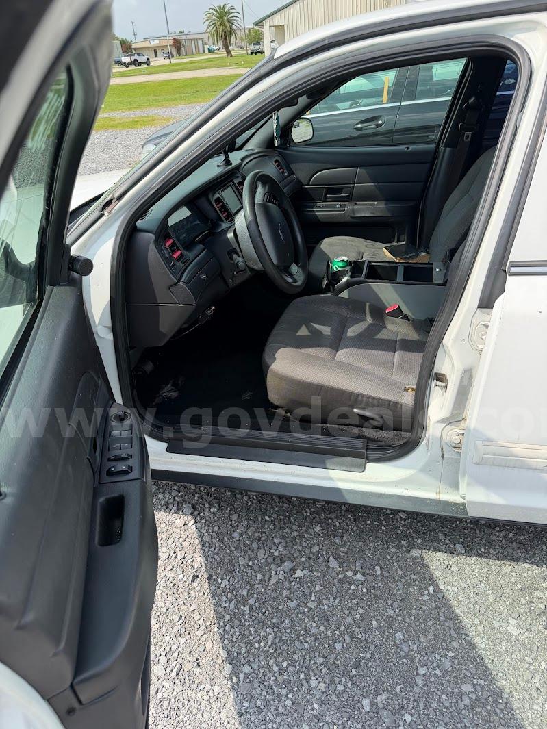 2009 Ford Crown Victoria Ford Crown Victoria Government Surplus Auction - Photo #5