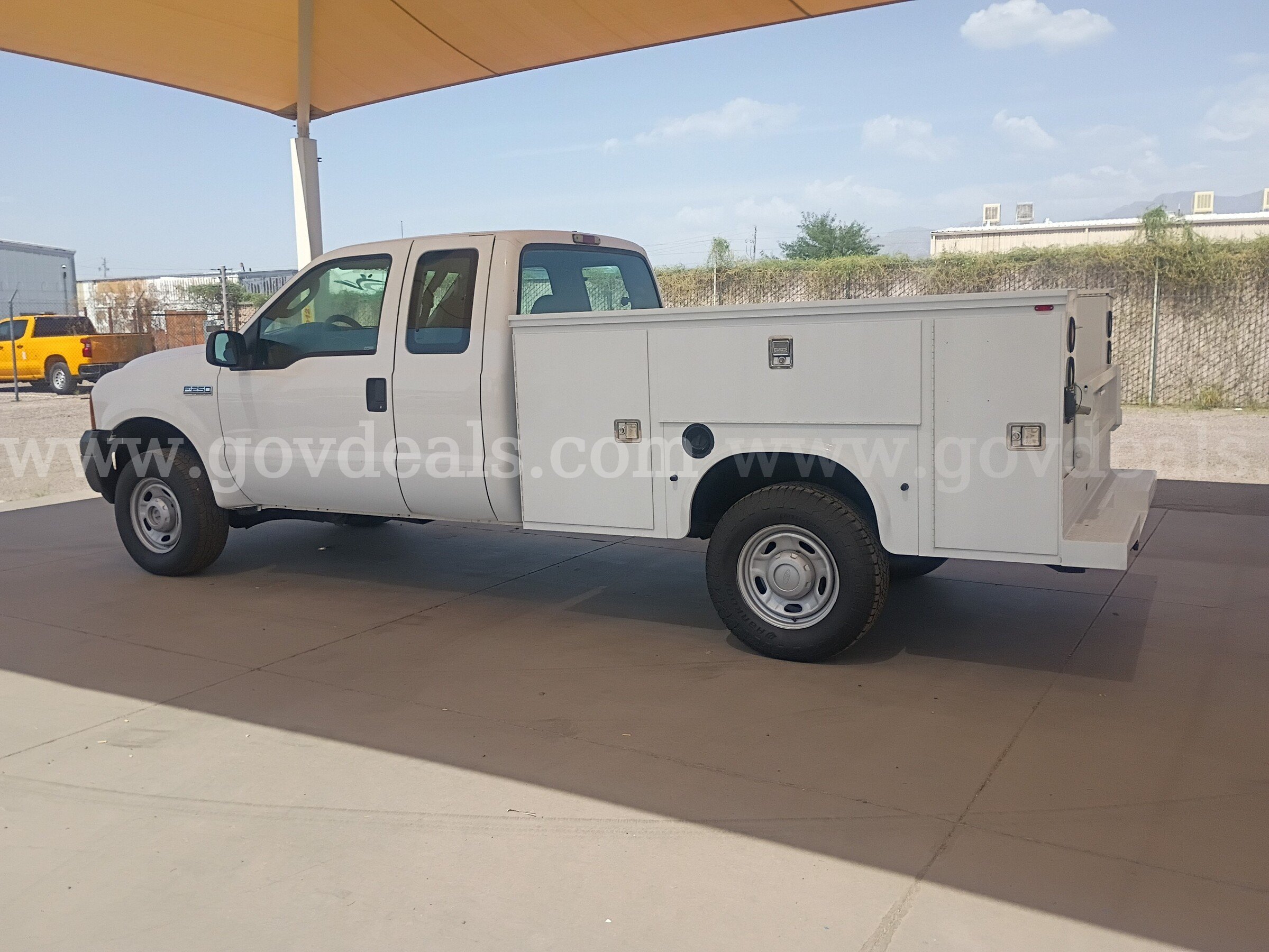 2005 Ford F250 Super Duty XL 4WD Utility Truck Ford F250 Government Surplus Auction - Photo #2