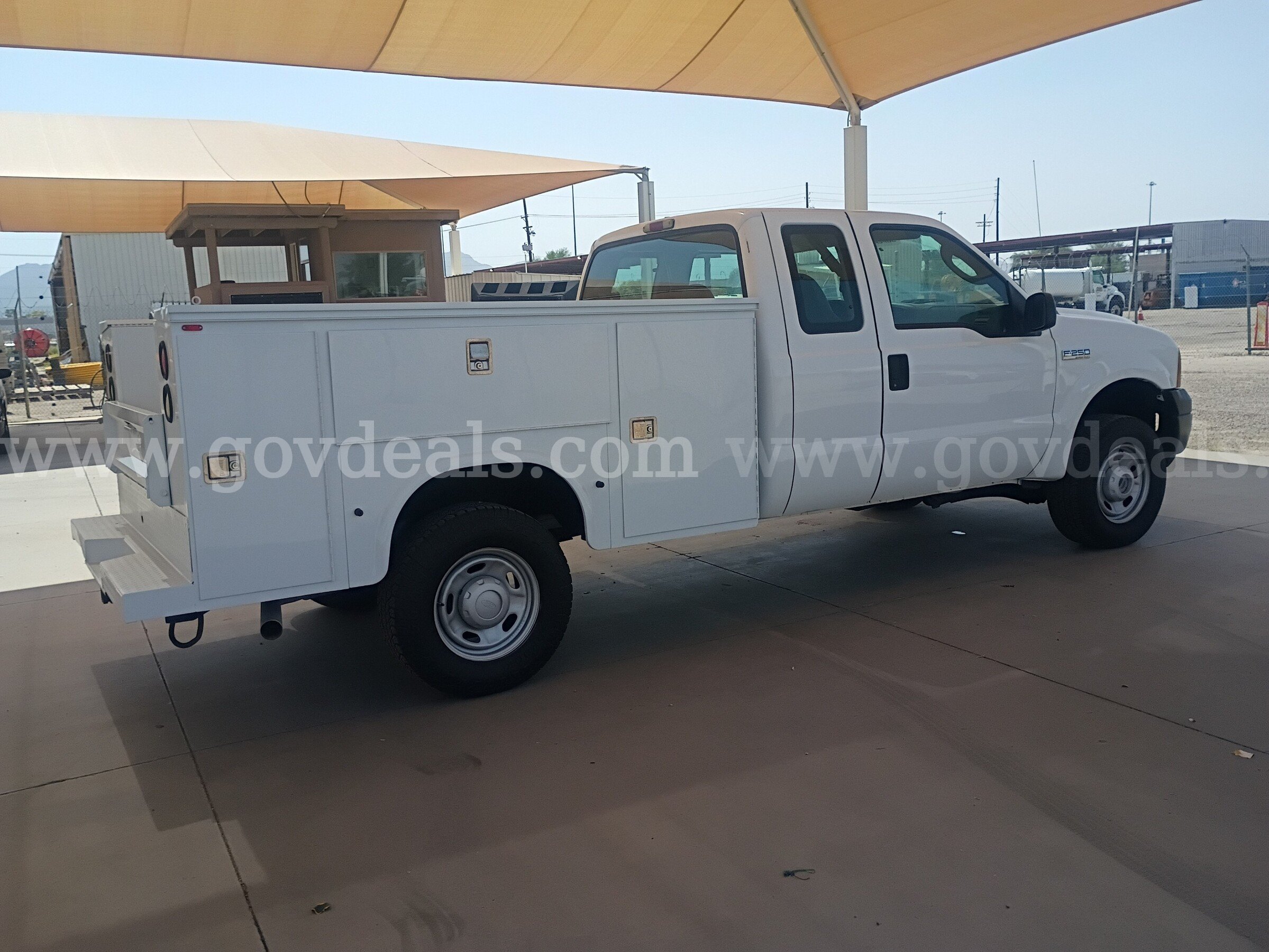 2005 Ford F250 Super Duty XL 4WD Utility Truck Ford F250 Government Surplus Auction - Photo #3