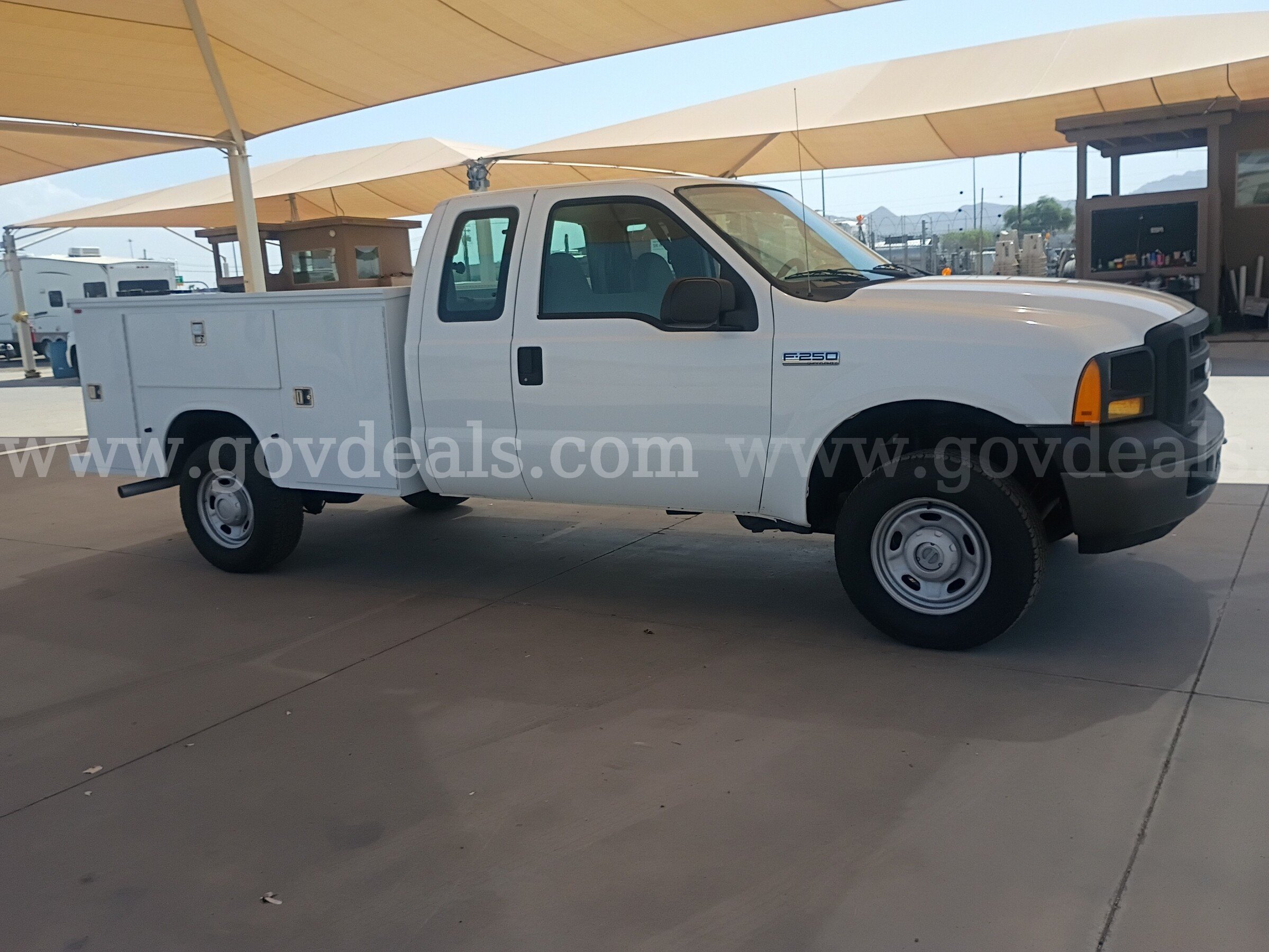 2005 Ford F250 Super Duty XL 4WD Utility Truck Ford F250 Government Surplus Auction - Photo #4