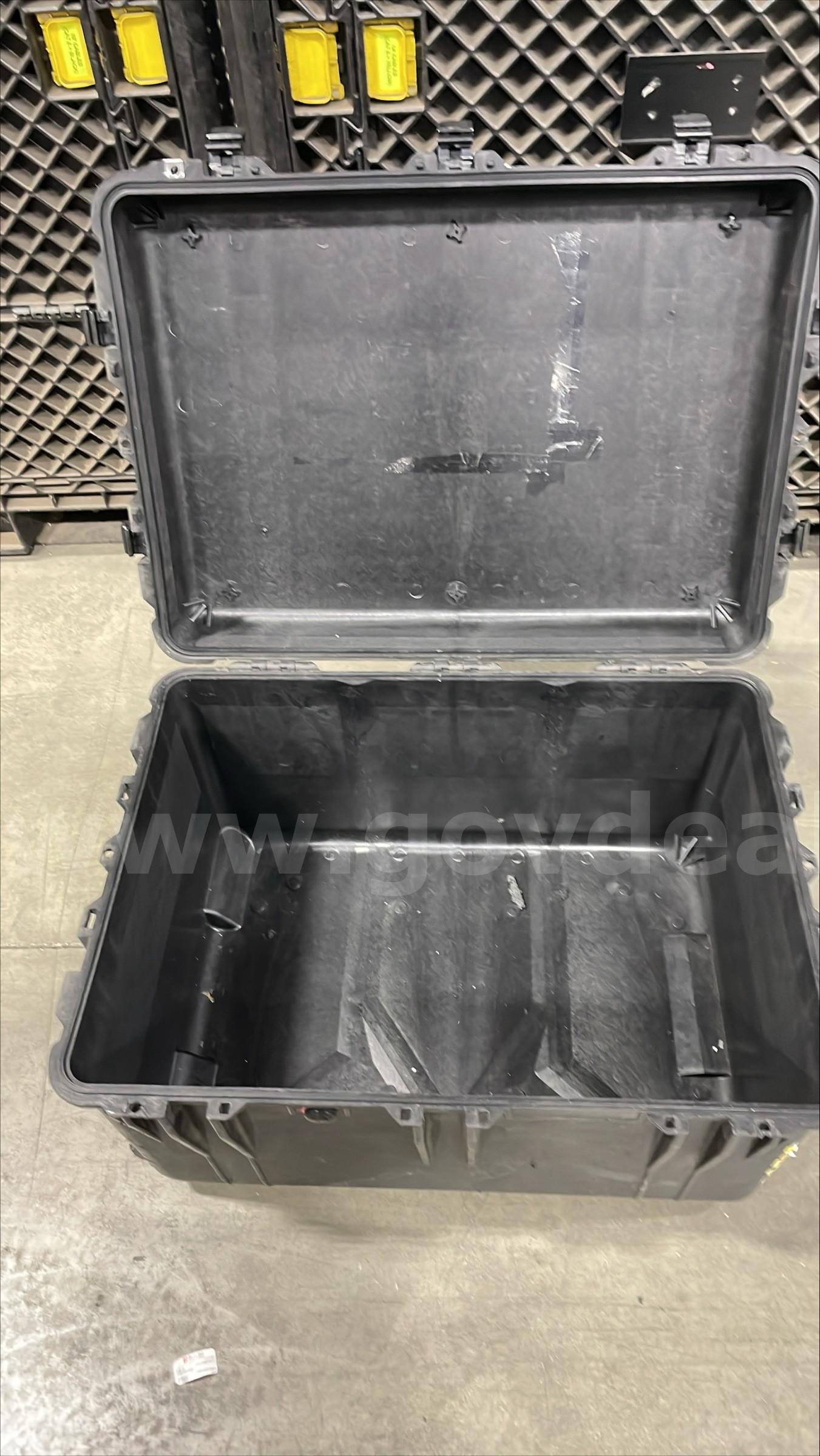 Lot of 16 Heavy-Duty Transit Cases – Holds 12 Laptops or 2U Rack Server Universal Transit Government Surplus Auction - Photo #3