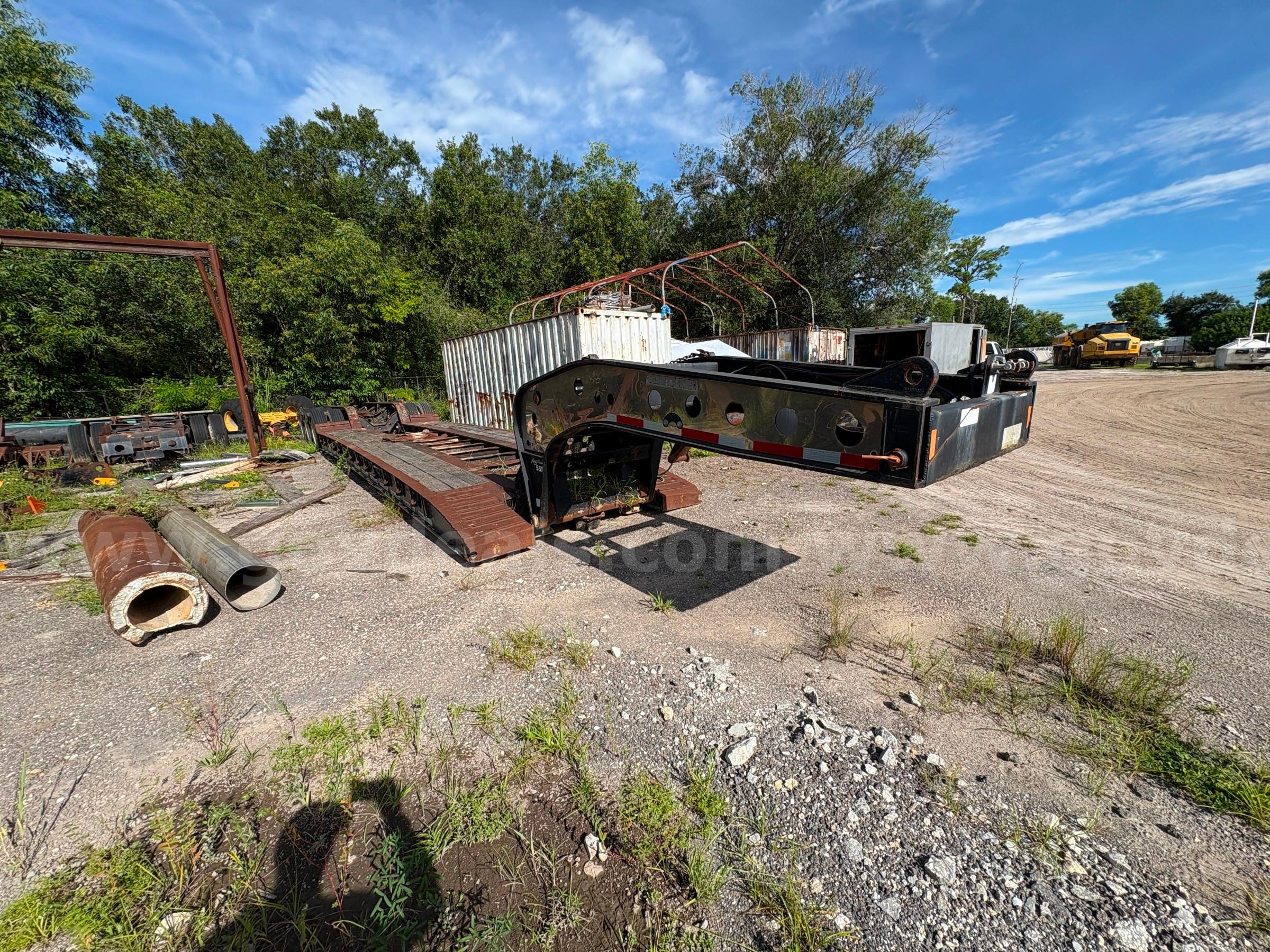 2004 Fontaine Magnitude MH55 55 Ton Hyd Detach Tri/A Lowboy w/ 2010 Fontaine S/A Stinger Fontaine Magnitude MH55-101ATHV-04 Government Surplus Auction - Photo #2