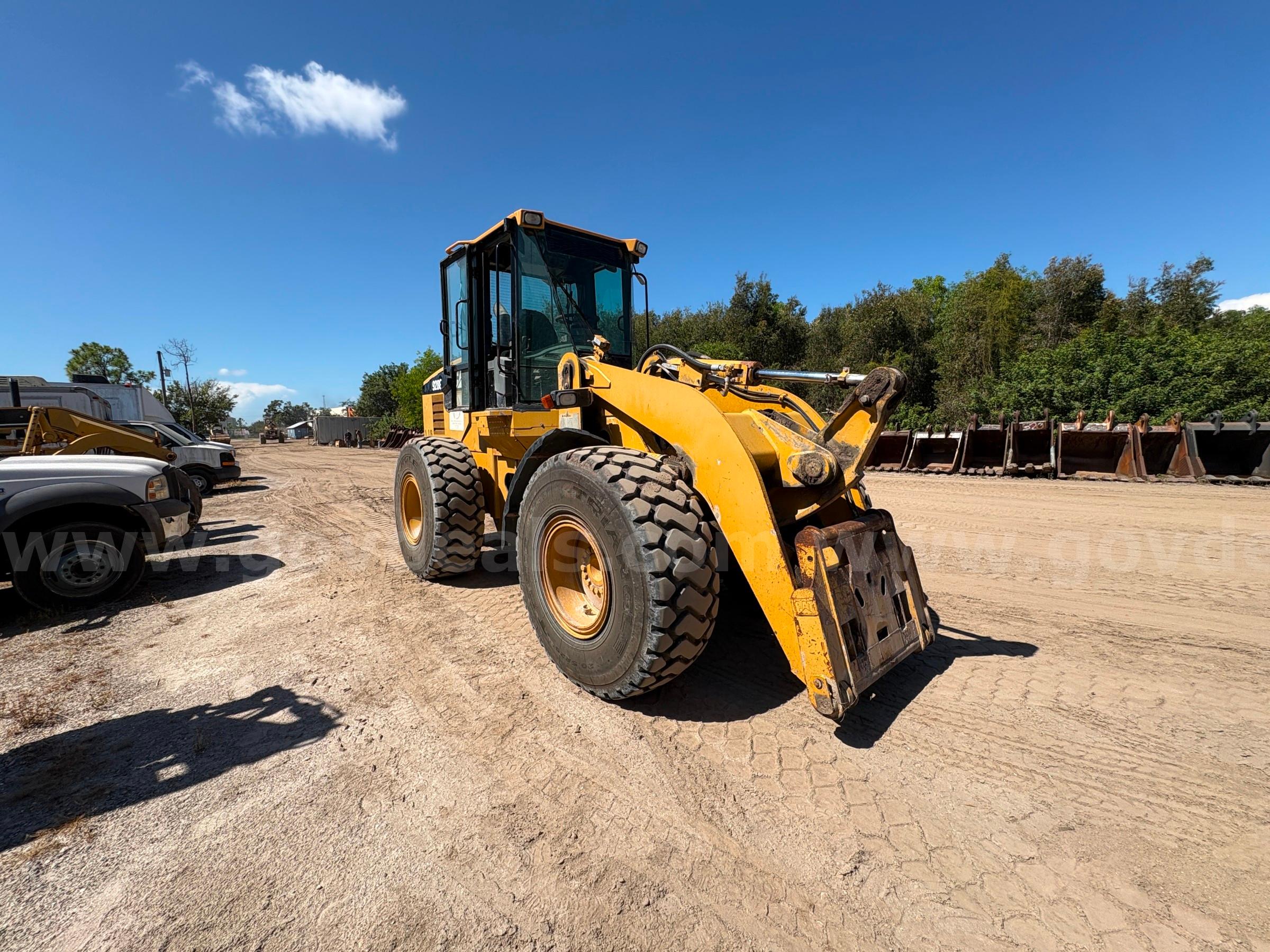 1998 Caterpillar 928G 4WD Articulated Wheel Loader Caterpillar 928G Government Surplus Auction - Photo #2