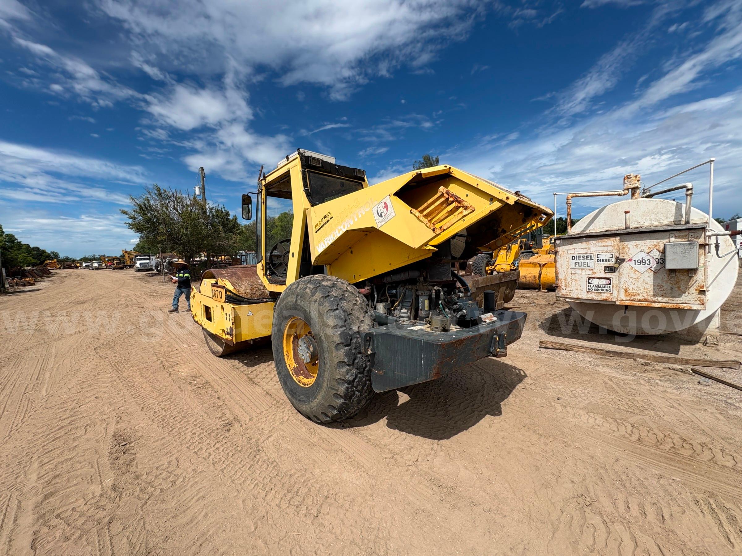 2001 Bomag BW213DH-3 84 in. Smooth Drum Compactor (Non-Operable) Bomag BW213DH Government Surplus Auction - Photo #2