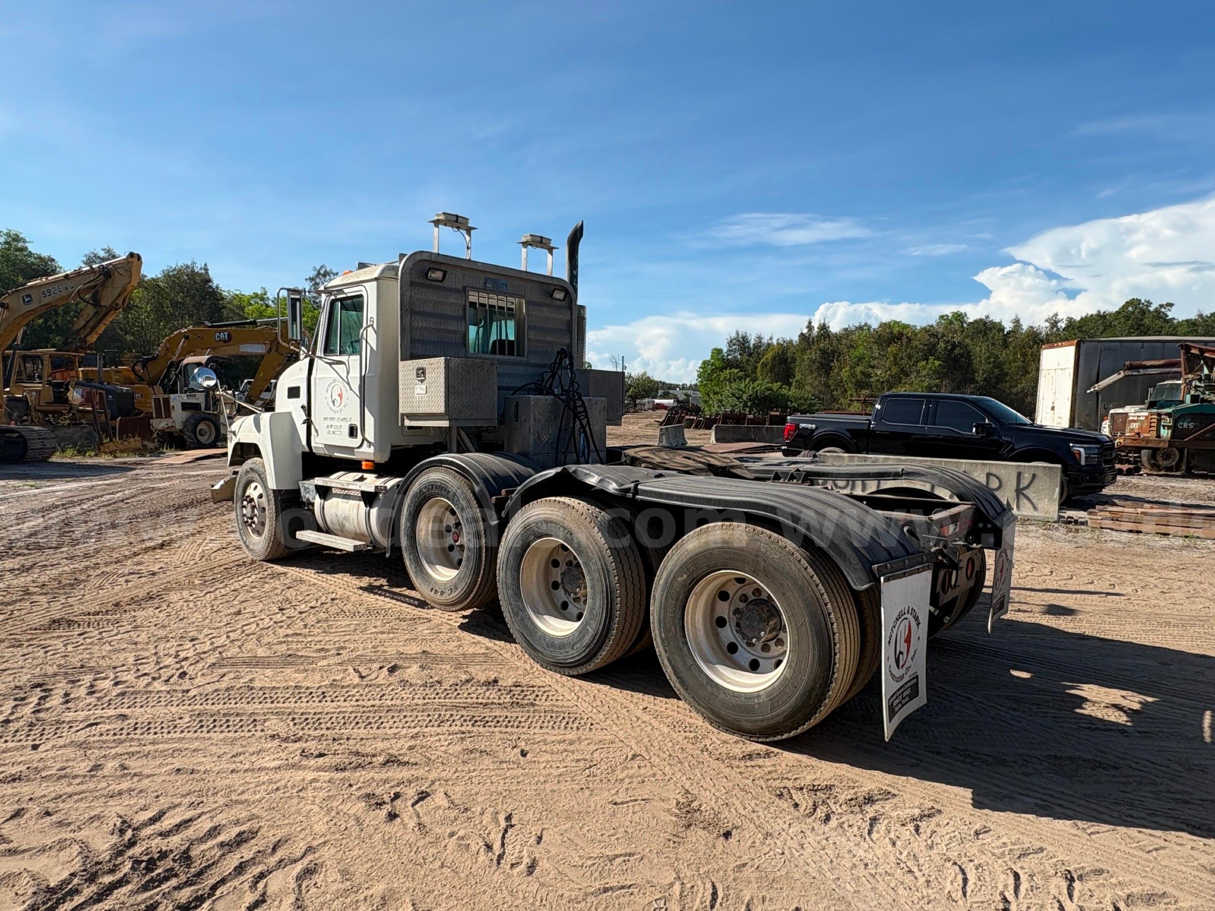 1997 Mack CH613 Day Cab Tri/A Truck Tractor Mack CH613 Government Surplus Auction - Photo #4