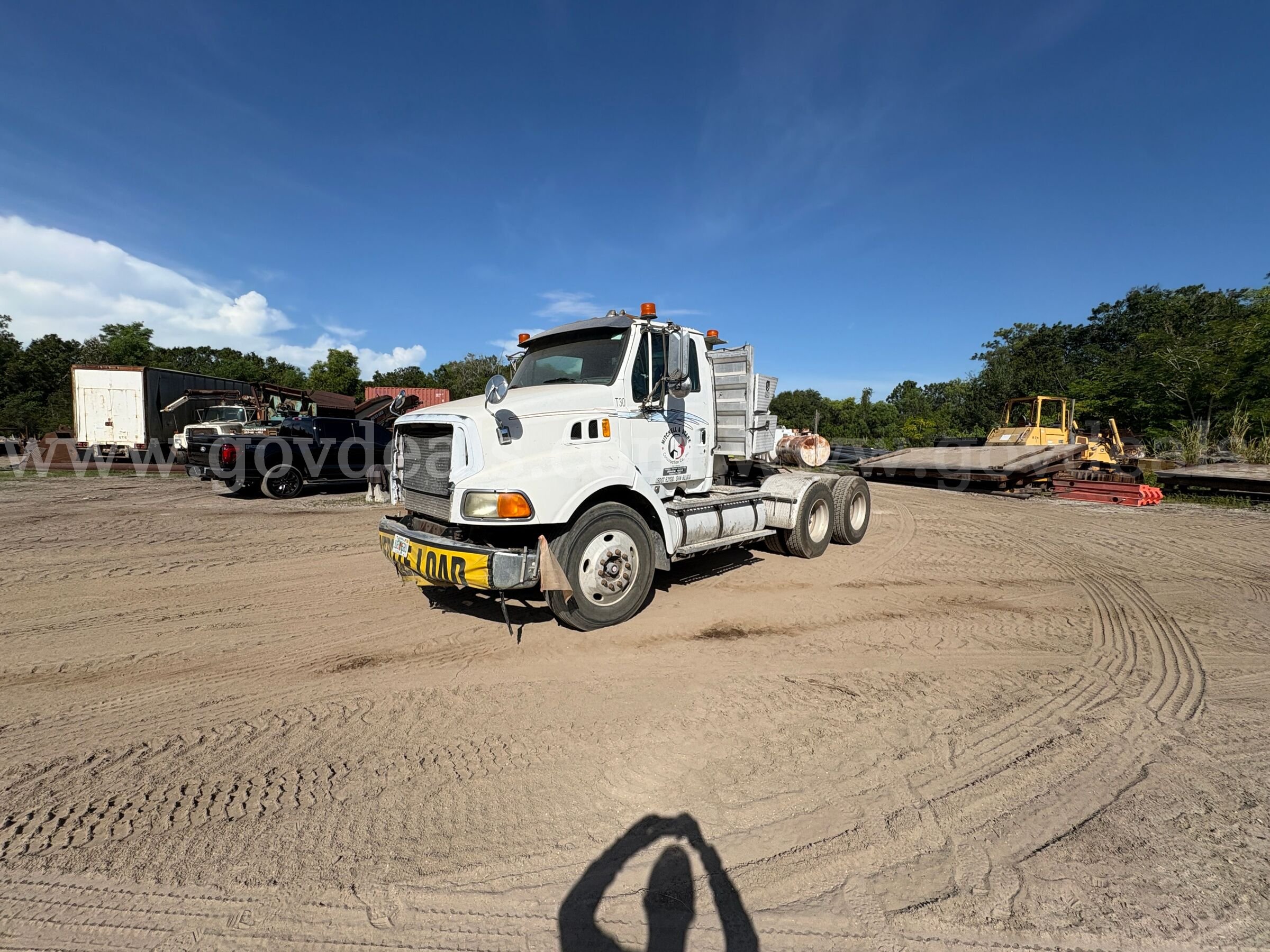 1998 Ford AT9513 Day Cab T/A Truck Tractor Ford AT9513 Government Surplus Auction - Primary Photo
