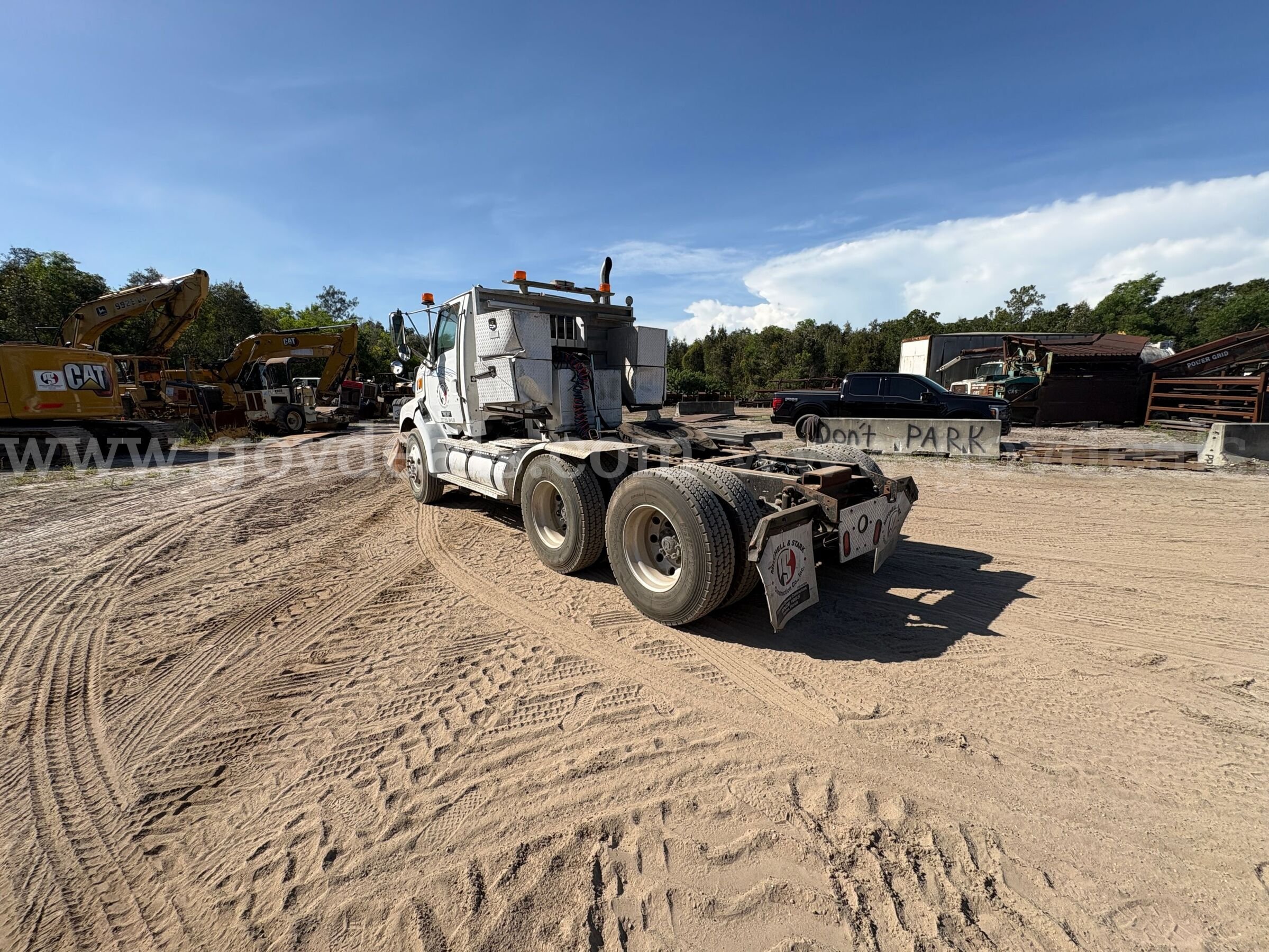 1998 Ford AT9513 Day Cab T/A Truck Tractor Ford AT9513 Government Surplus Auction - Photo #4