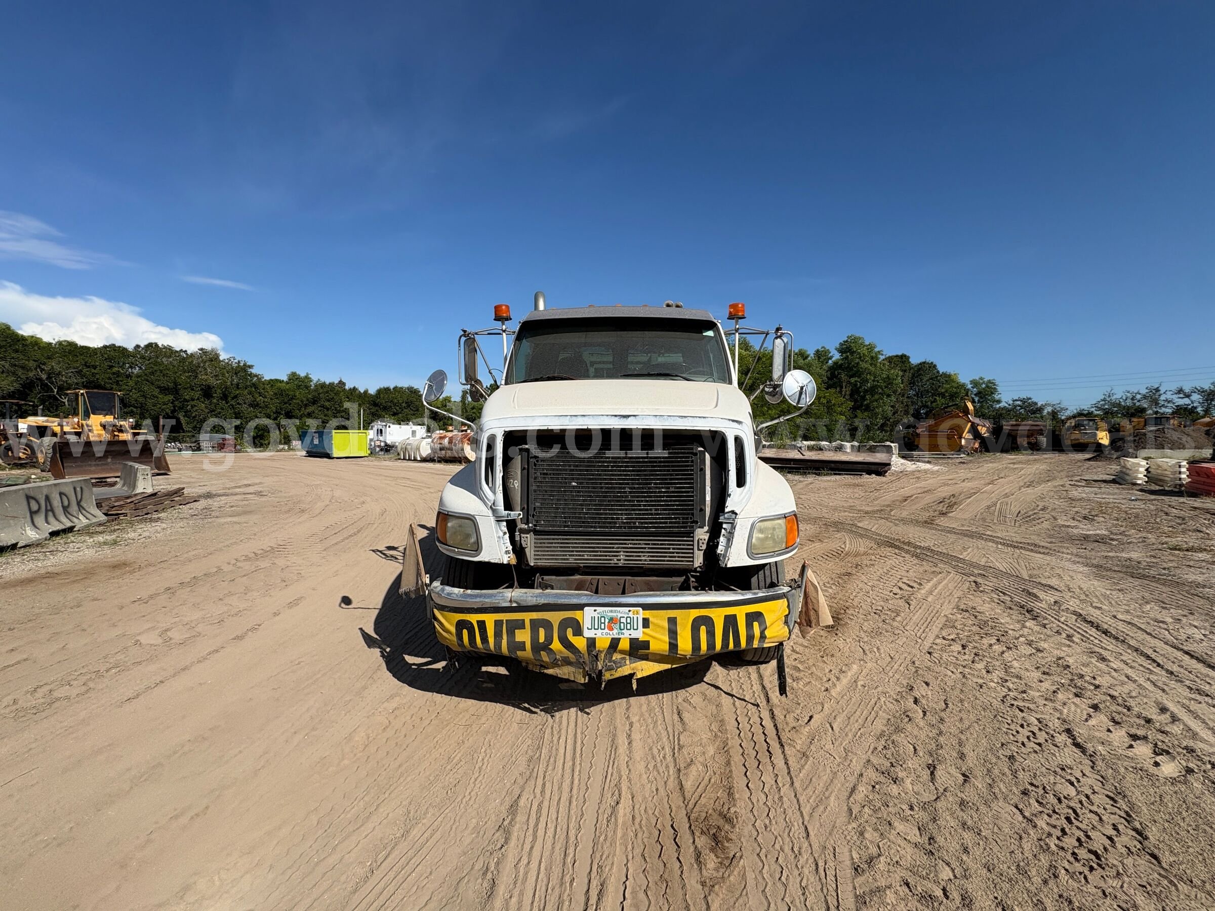 1998 Ford AT9513 Day Cab T/A Truck Tractor Ford AT9513 Government Surplus Auction - Photo #5