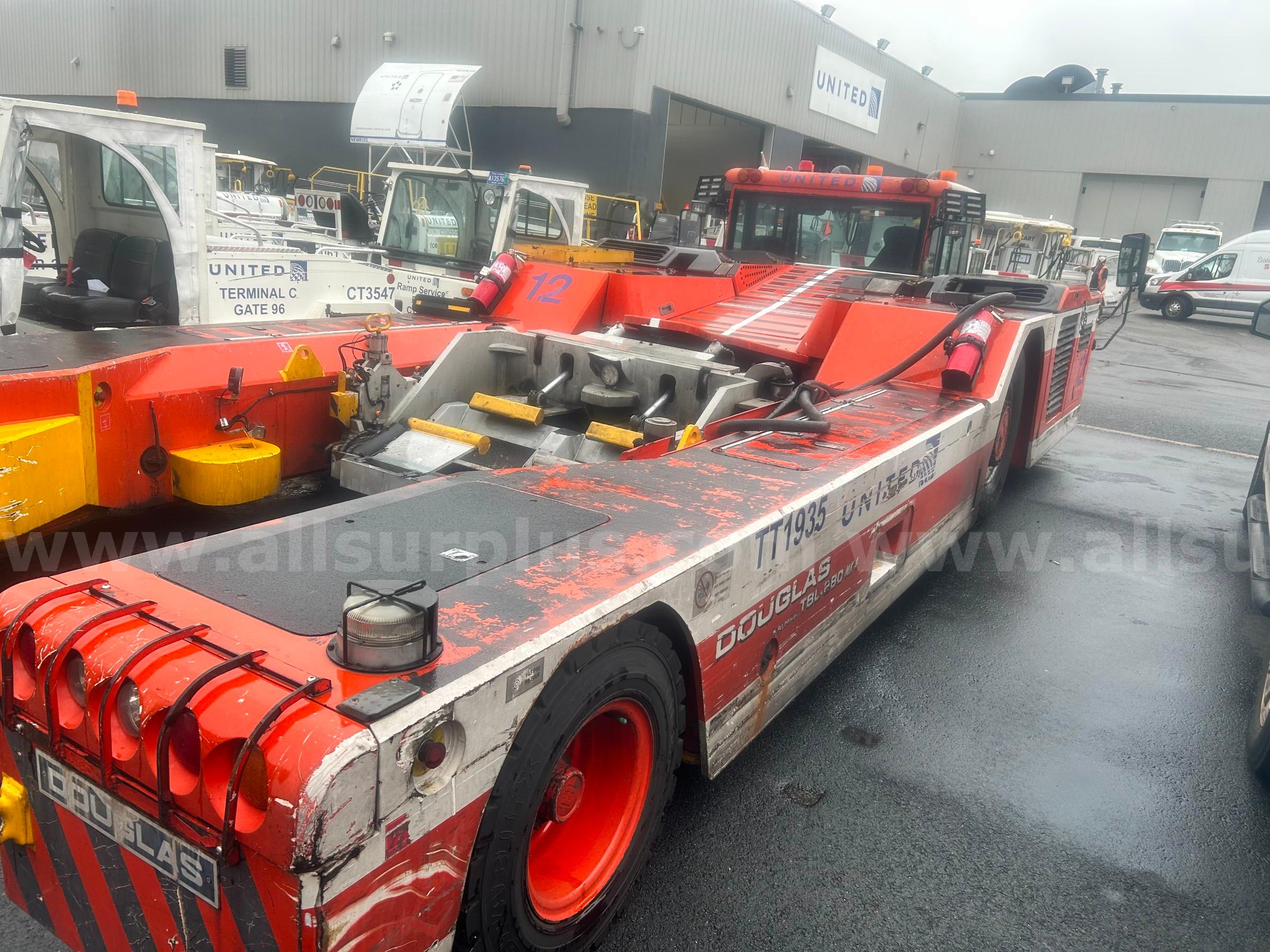 2012 Douglas TBL280 MK4 Towbarless Pushback Tractor Douglas TBL280 MK4 Government Surplus Auction - Photo #5