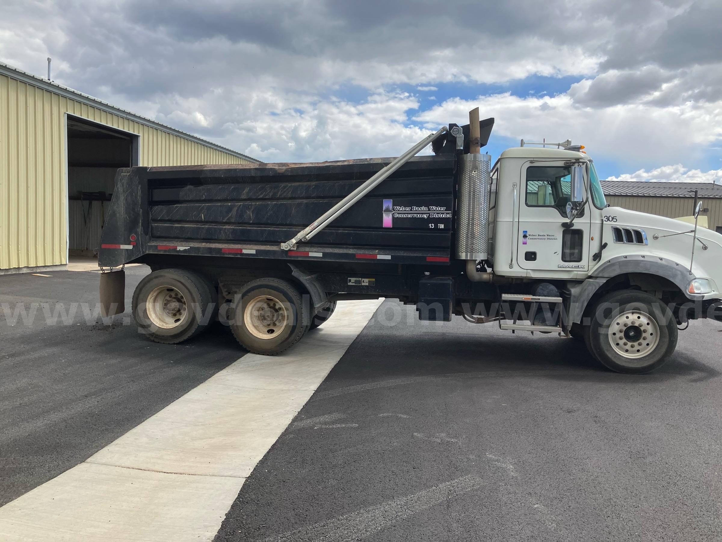 2010 Mack GU813 Tandem Axle Dump Truck - 12.7L Diesel - 154,669 Miles Mack GU813 Government Surplus Auction - Photo #2