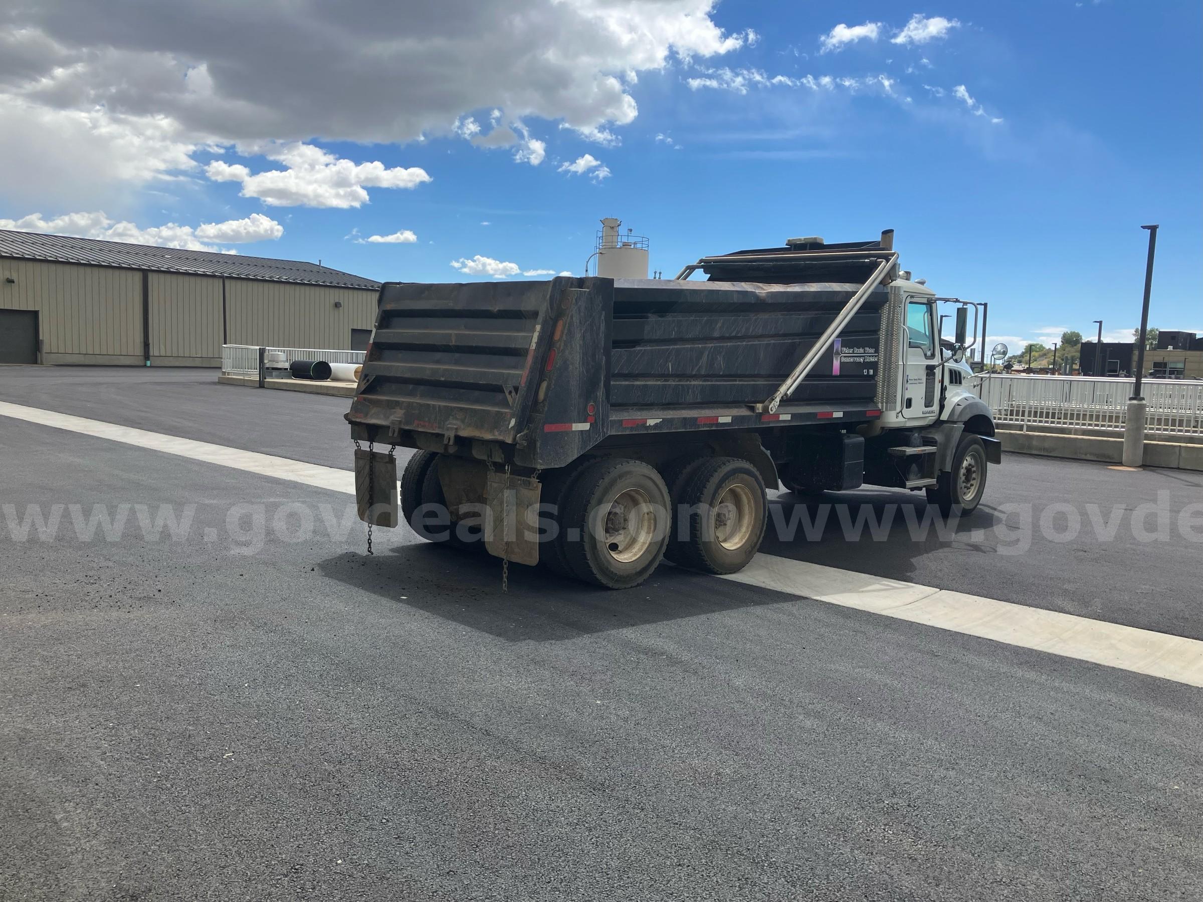 2010 Mack GU813 Tandem Axle Dump Truck - 12.7L Diesel - 154,669 Miles Mack GU813 Government Surplus Auction - Photo #3