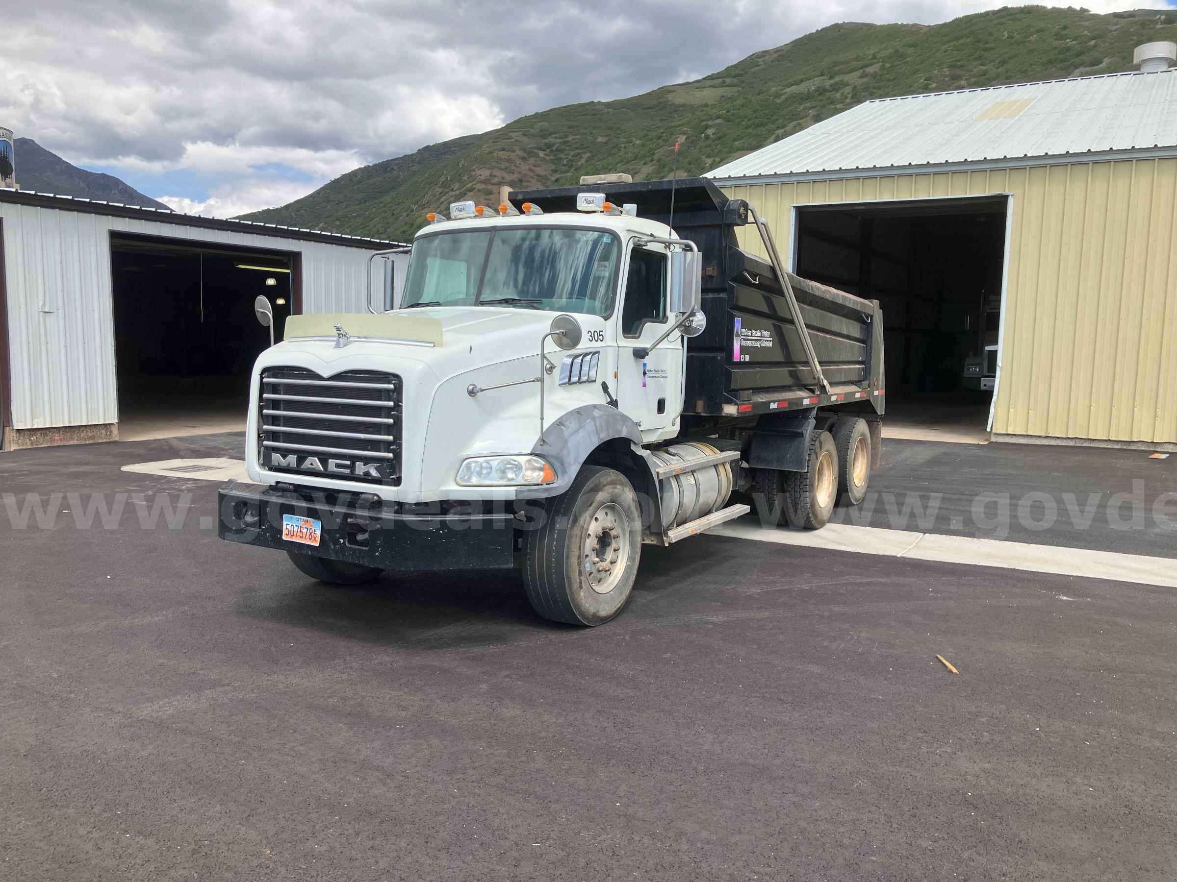 2010 Mack GU813 Tandem Axle Dump Truck - 12.7L Diesel - 154,669 Miles Mack GU813 Government Surplus Auction - Photo #4