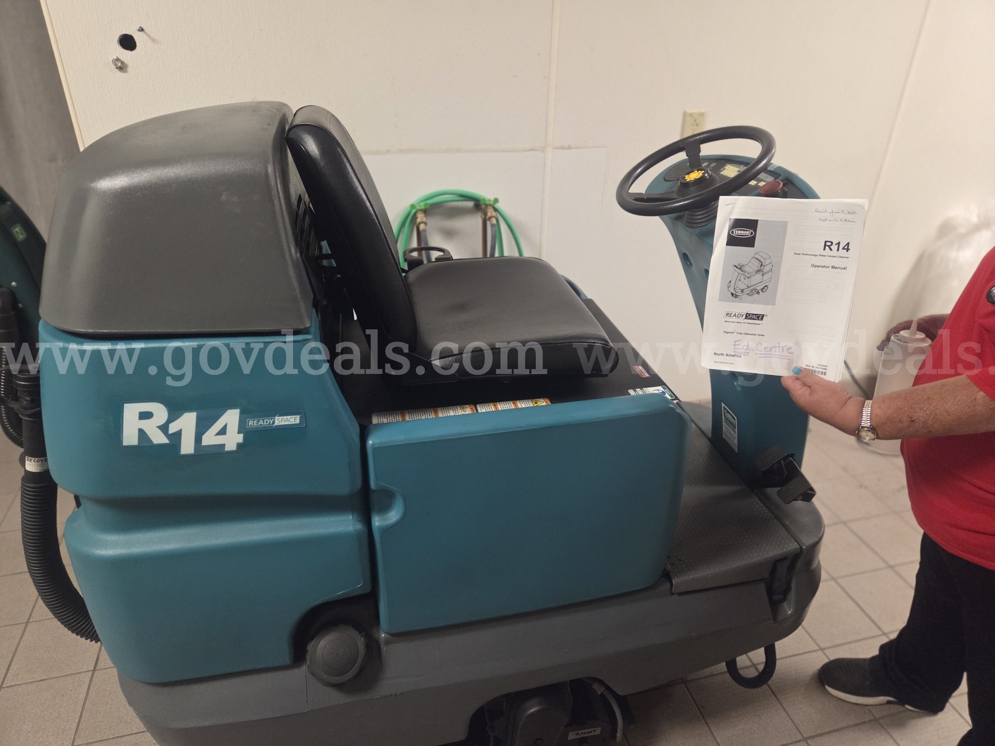 Zennant R14 Ready Spacer Riding Carpet Machine   Government Surplus Auction - Photo #2