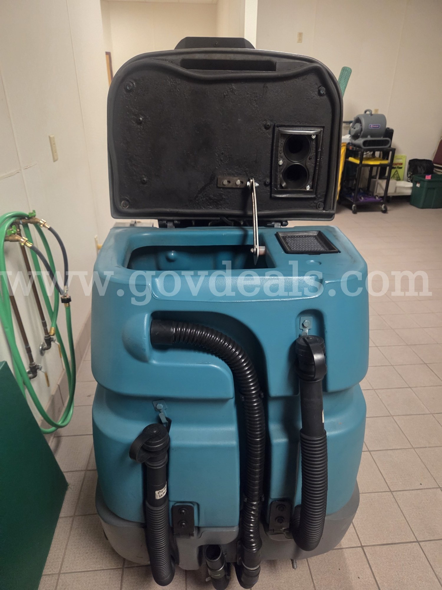 Zennant R14 Ready Spacer Riding Carpet Machine   Government Surplus Auction - Photo #3