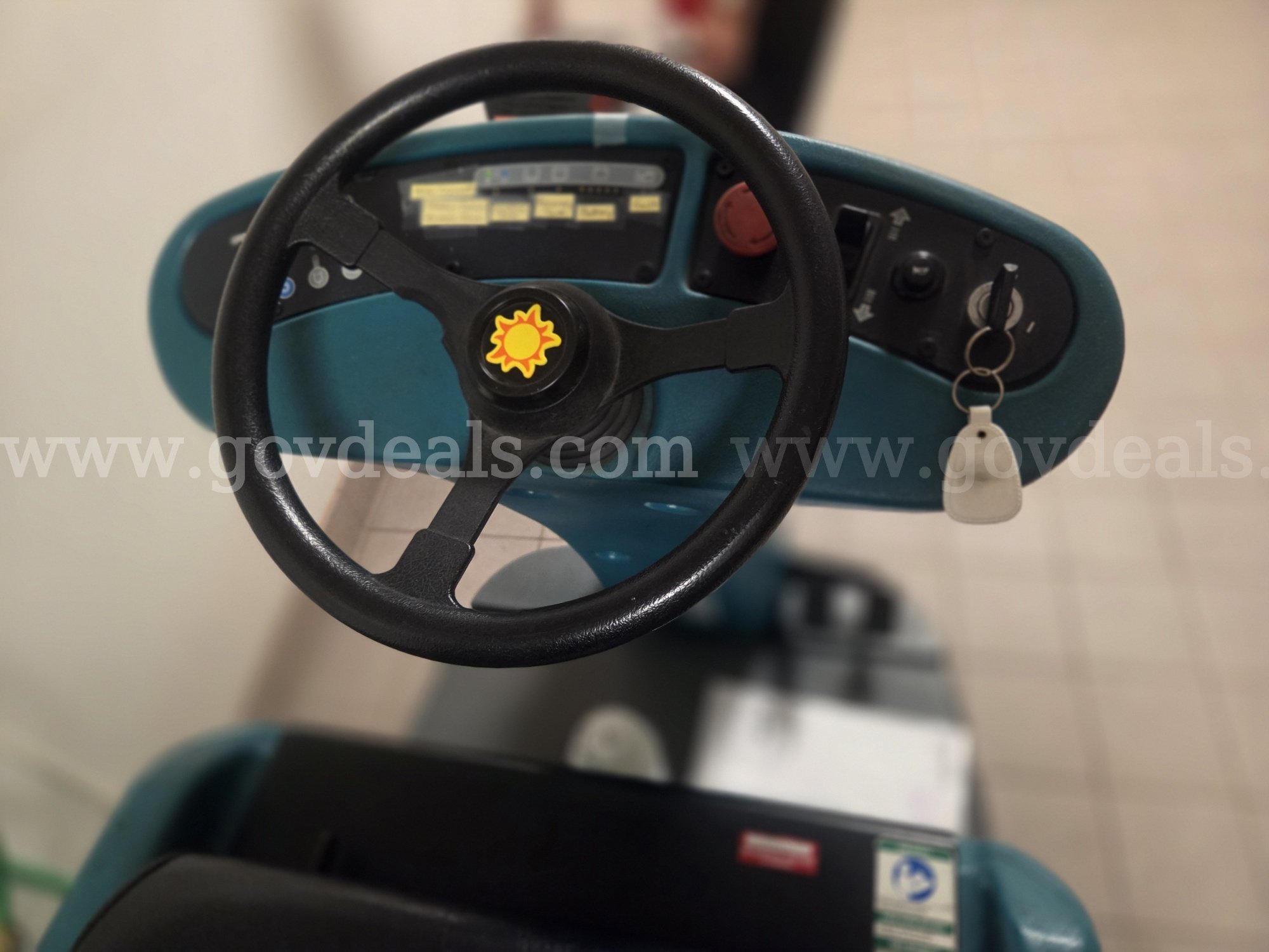 Zennant R14 Ready Spacer Riding Carpet Machine   Government Surplus Auction - Photo #4