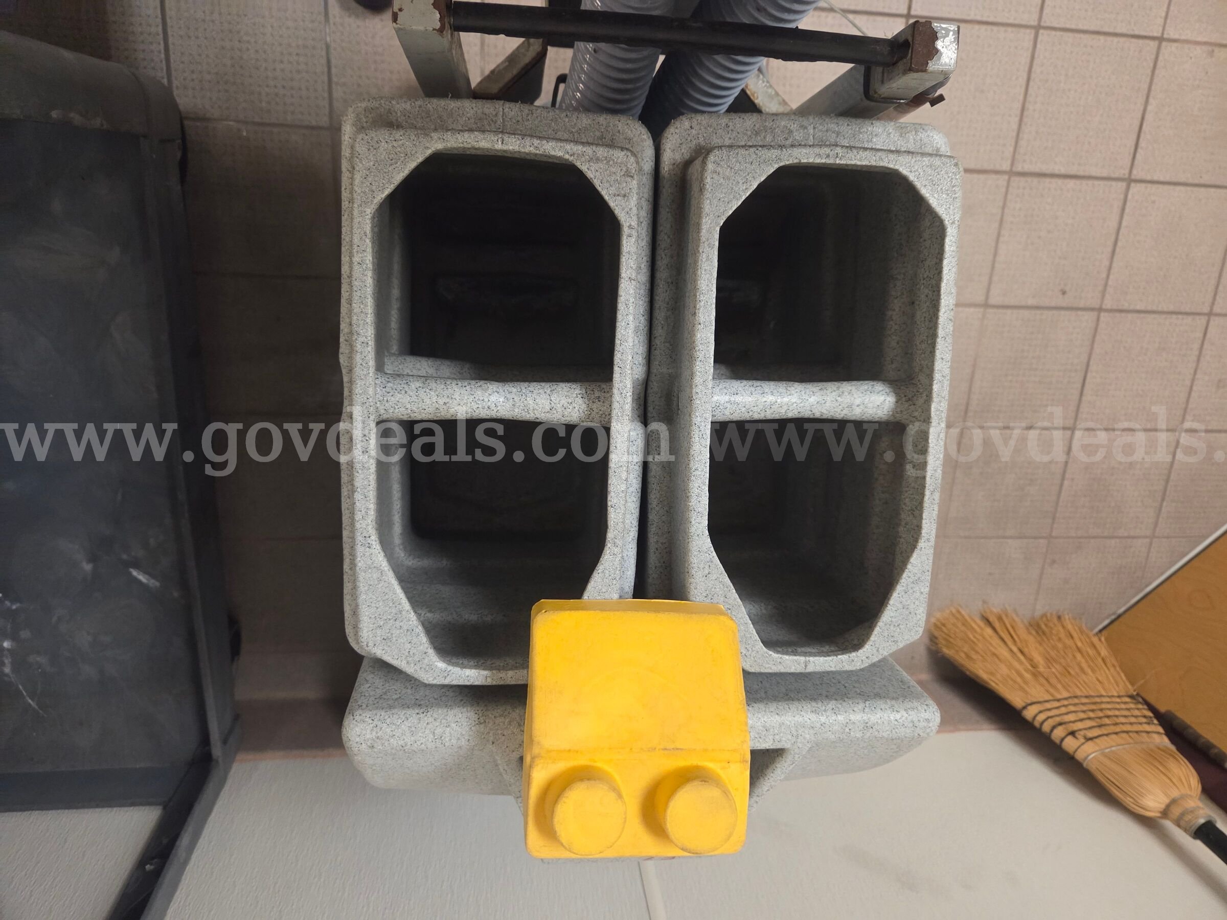 Epic 1201P5 Carpet extractor   Government Surplus Auction - Photo #4