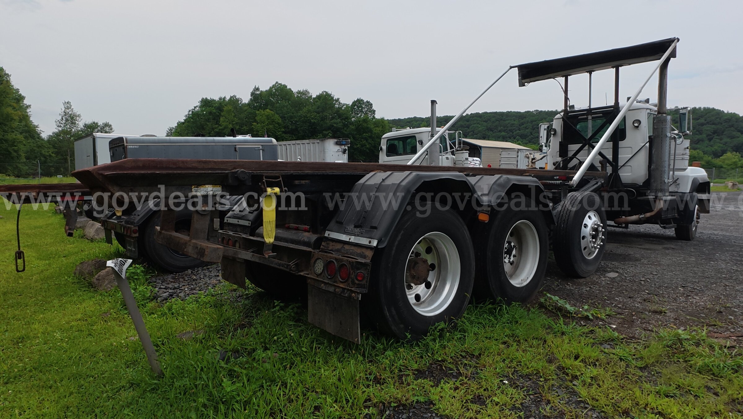 1999 Mack RD688S Roll Off Tri/A Truck Mack RD688S Government Surplus Auction - Photo #2