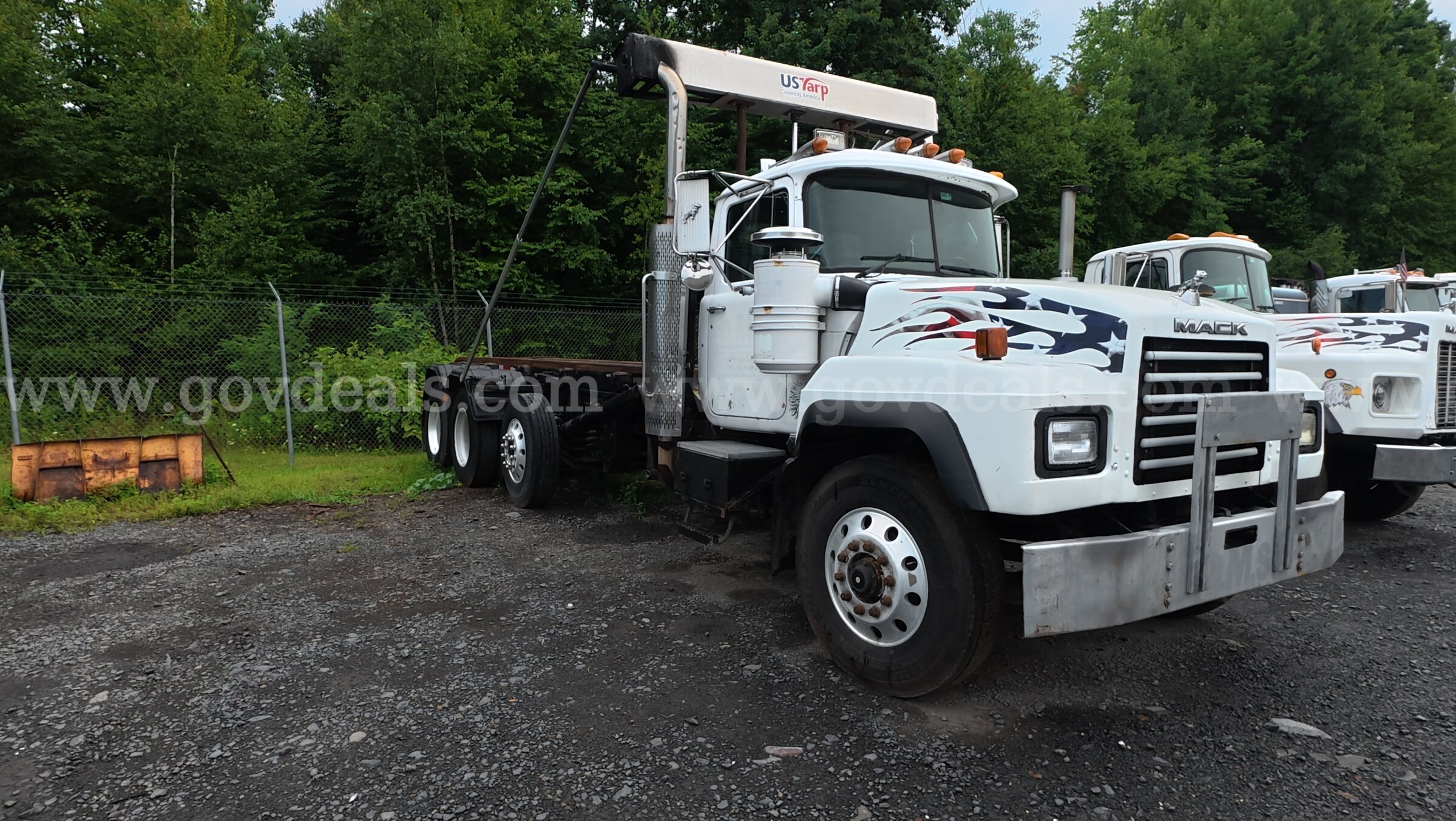 1999 Mack RD688S Roll Off Tri/A Truck Mack RD688S Government Surplus Auction - Photo #3