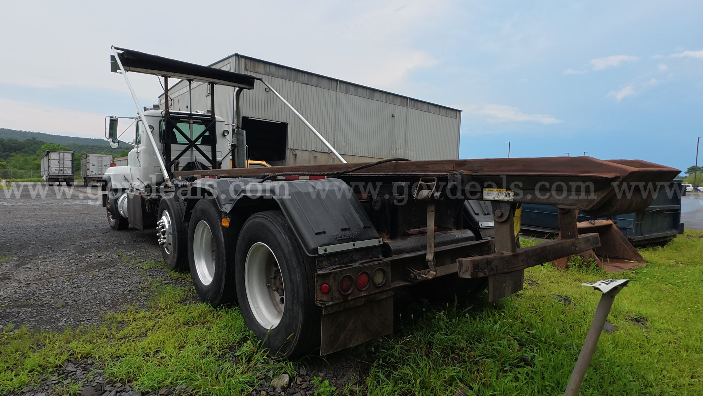 1999 Mack RD688S Roll Off Tri/A Truck Mack RD688S Government Surplus Auction - Photo #4