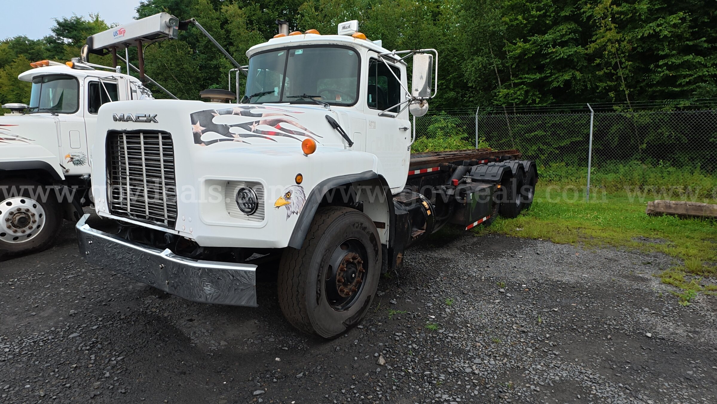 2005 Mack RD688S Tri/A Roll Off Truck Mack RD688S Government Surplus Auction - Photo #3